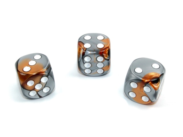 Tärningar i en färgmix av koppar och stål med vita prickar från Chessex.