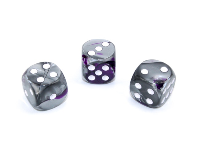 Tärningar i en färgmix av lila och stål med vita prickar från Chessex.