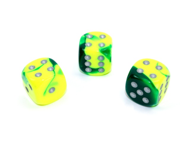 Tärningar i en färgmix av grön och gul med silverfärgade prickar från Chessex.