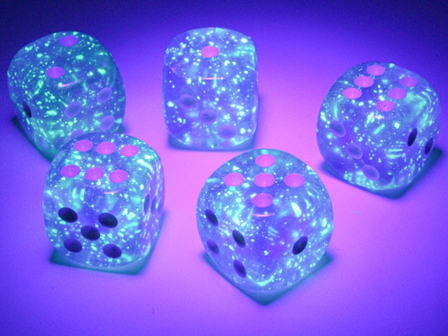 Tärningar - Borealis 16mm d6 Purple/white Luminary Dice Block (12 dice)