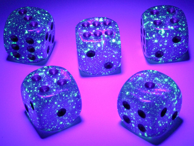 Tärningar - Borealis 16mm d6 Royal Purple/gold Luminary Dice Block (12 dice)