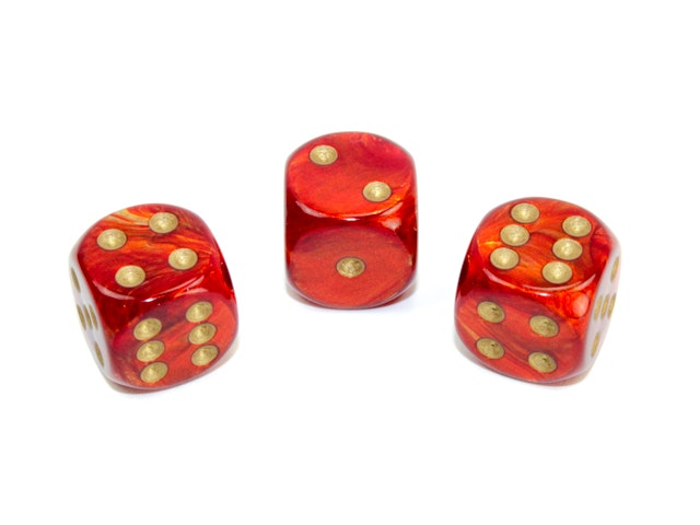 Scharlakansröda tärningar med guldfärgade prickar från Chessex.