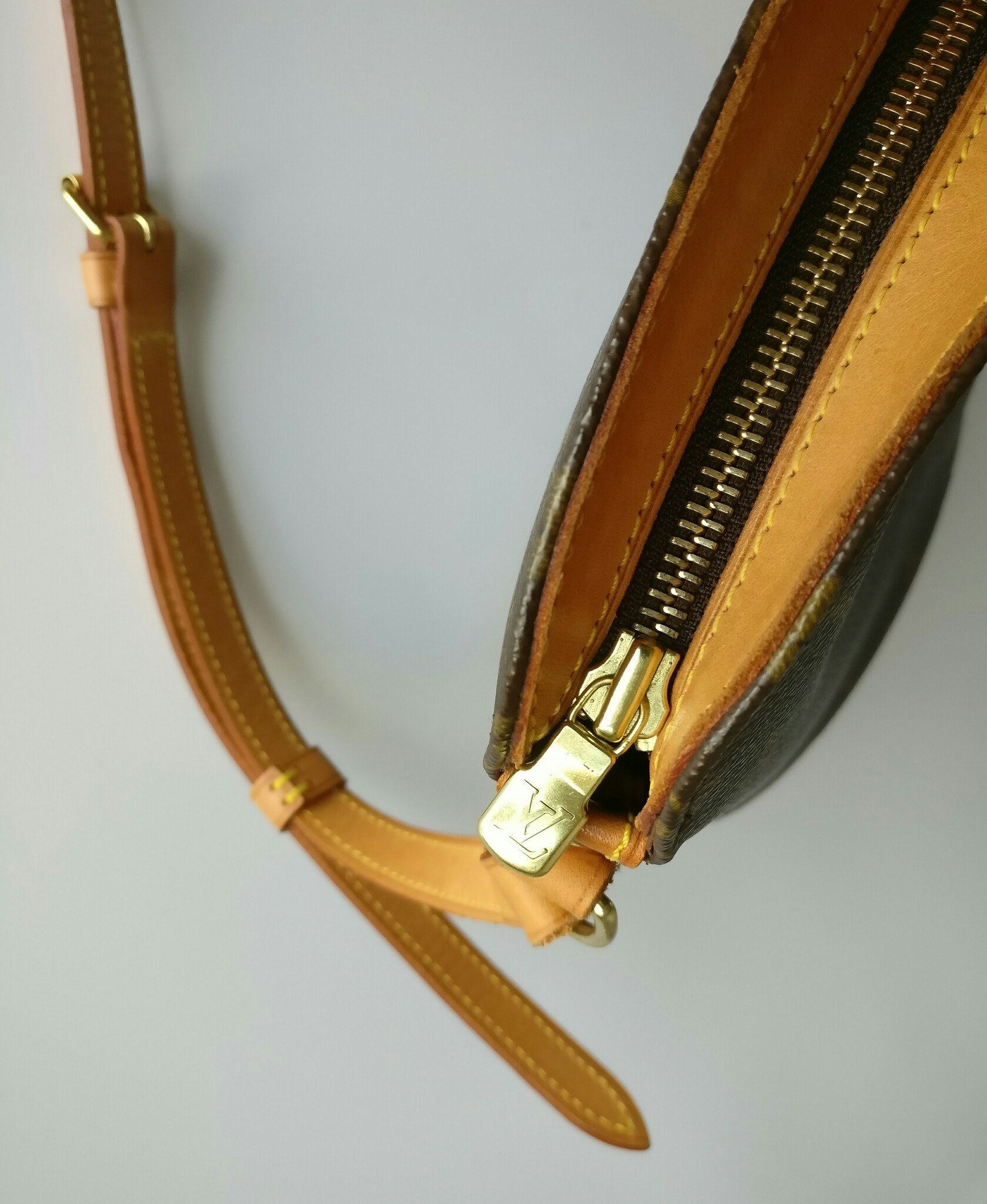Louis Vuitton Monogram Drouot Crossbody Bag Leather ref.536164 - Joli Closet