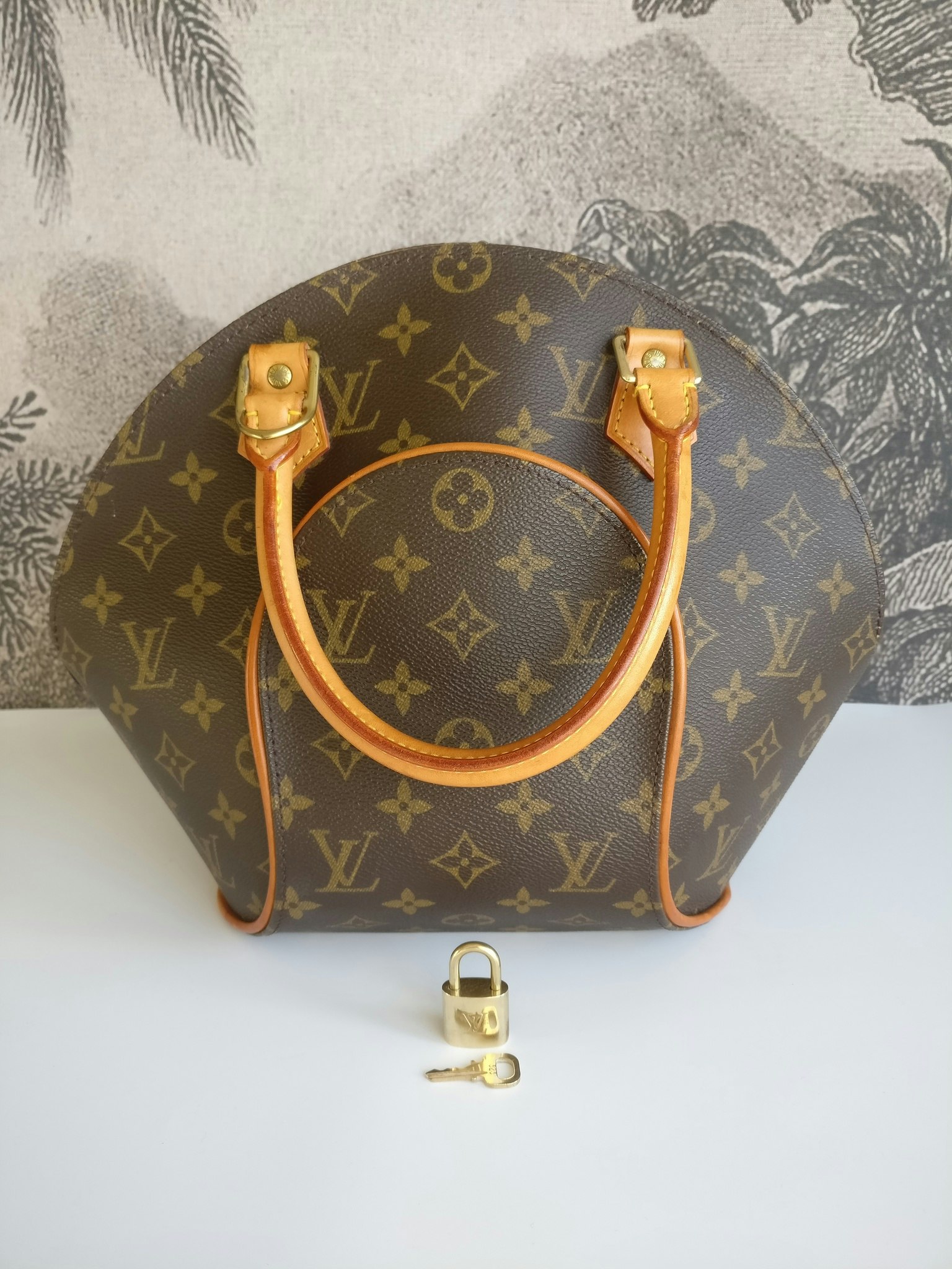 What's In My Bag: LV Ellipse PM 