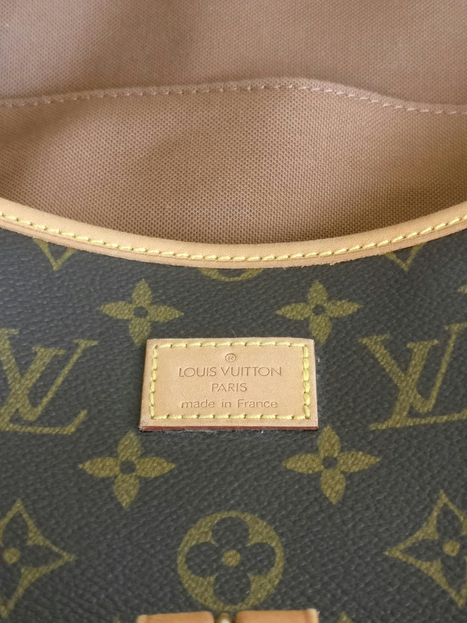 Brown Louis Vuitton Monogram Saumur 35 Crossbody Bag, Bolso de mano Louis  Vuitton Batignolles modelo pequeño en lona Monogram marrón y cuero natural