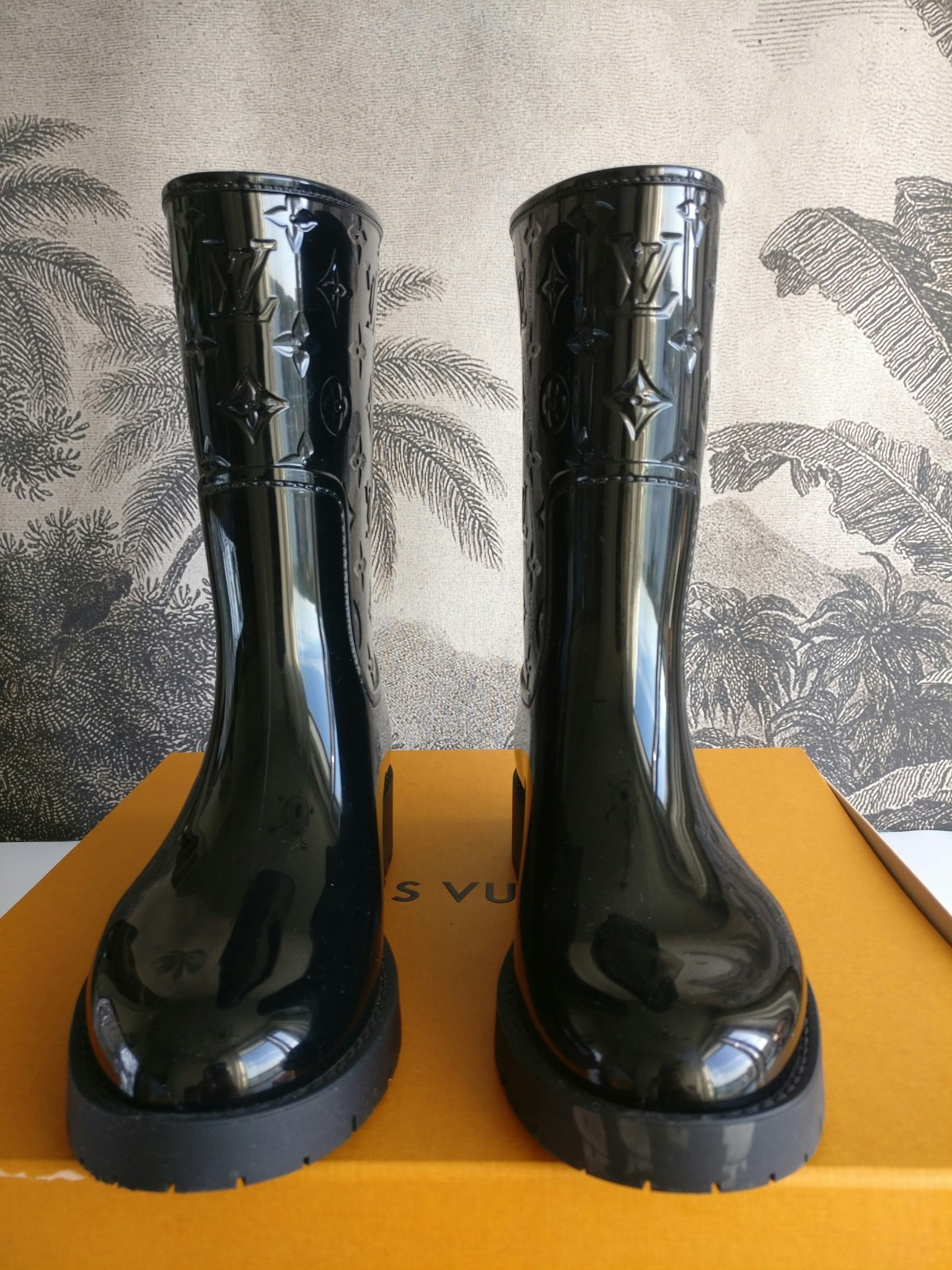 Louis Vuitton Drops Flat Half Boot BLACK. Size 36.0