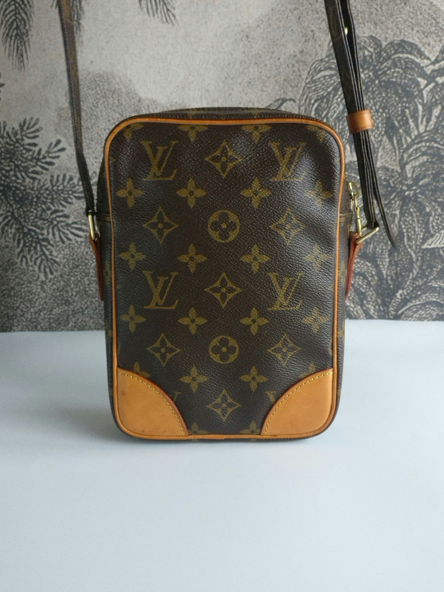 Louis Vuitton Large Monogram Danube GM Crossbody Bag Leather ref.376250 -  Joli Closet