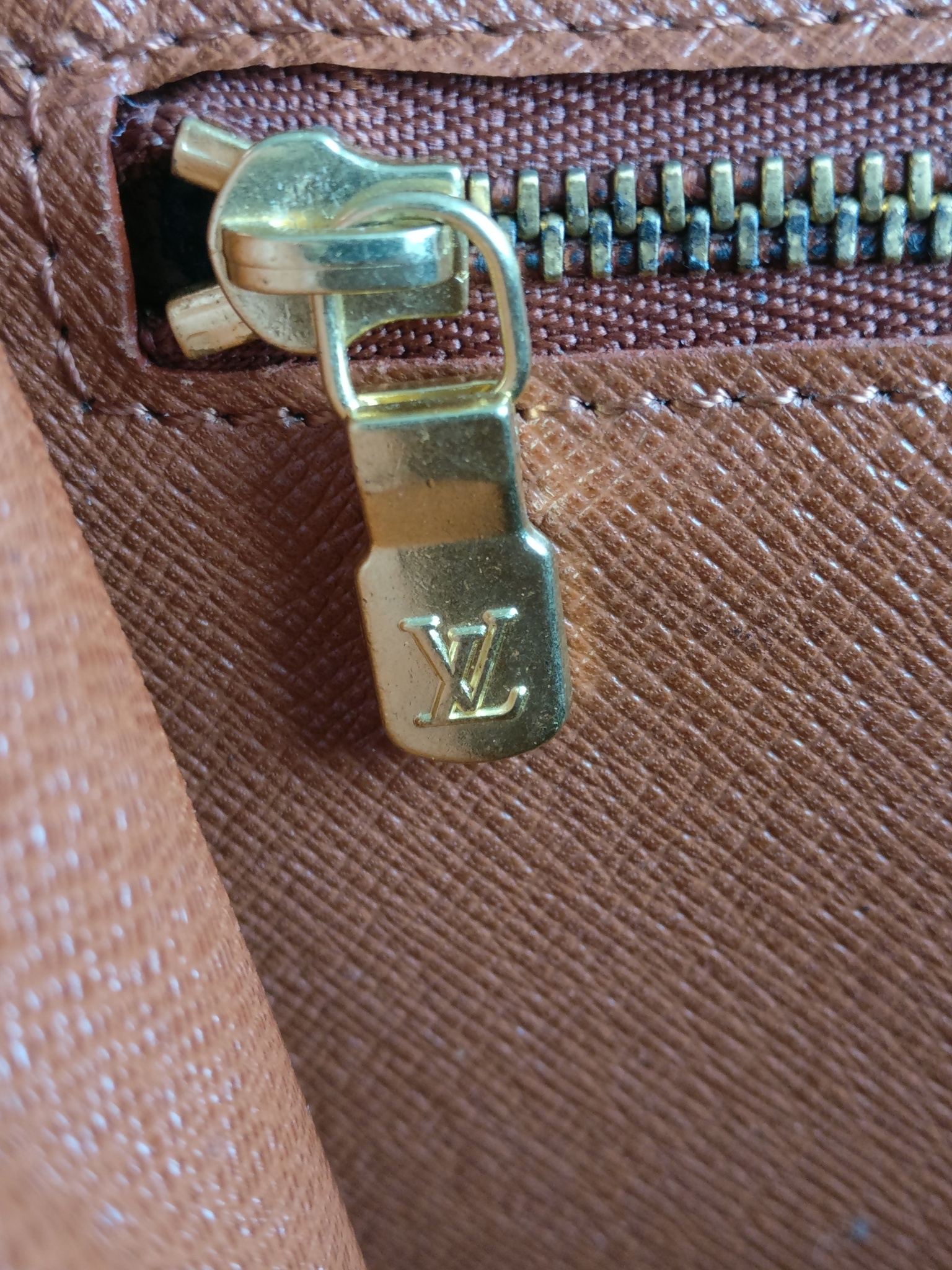 Louis Vuitton Monceau 26