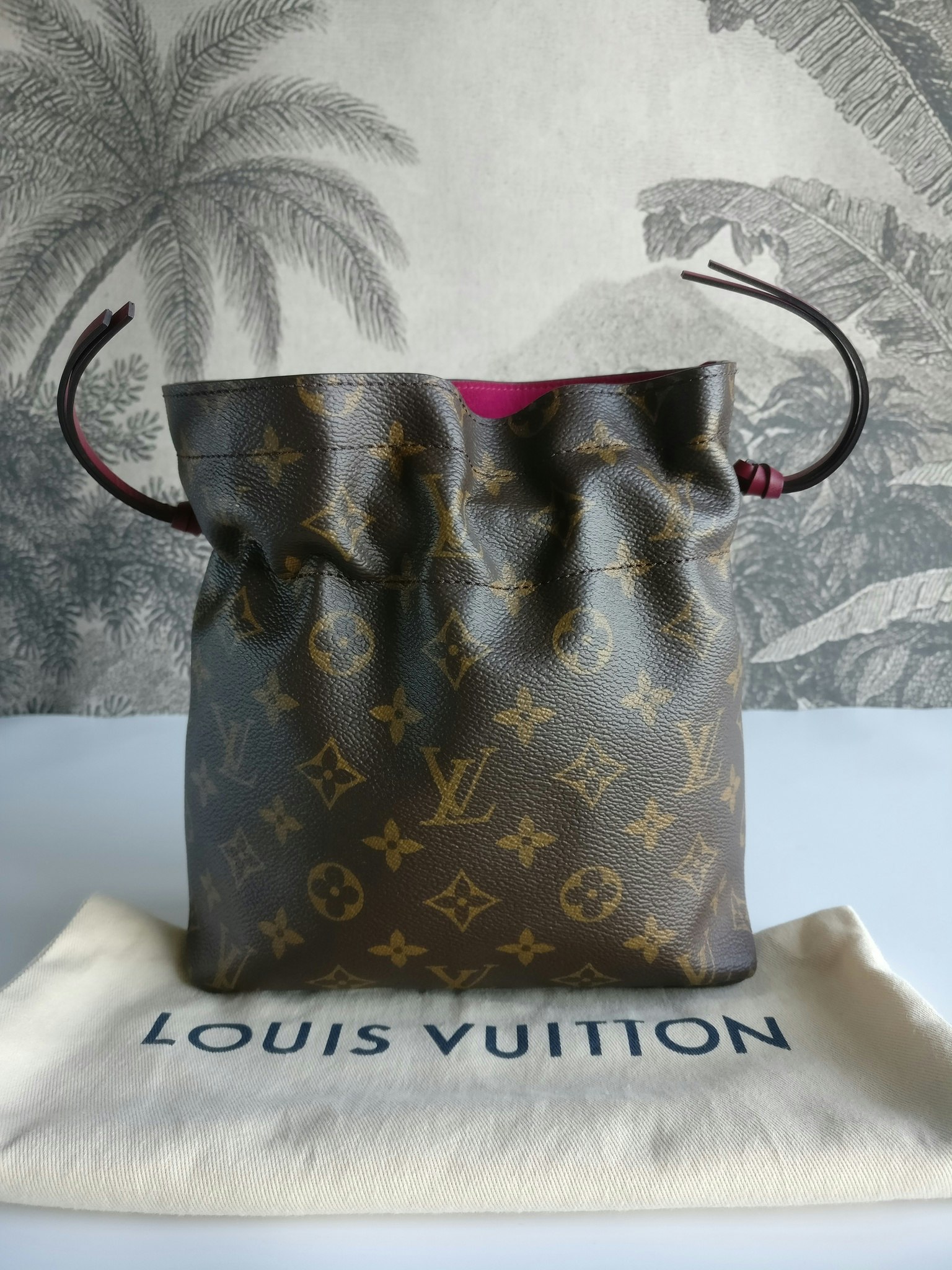 ╭♥ รีวิว Louis Vuitton Noe Pouch Monogram (M43445) - White Brandname Review  EP. 180 