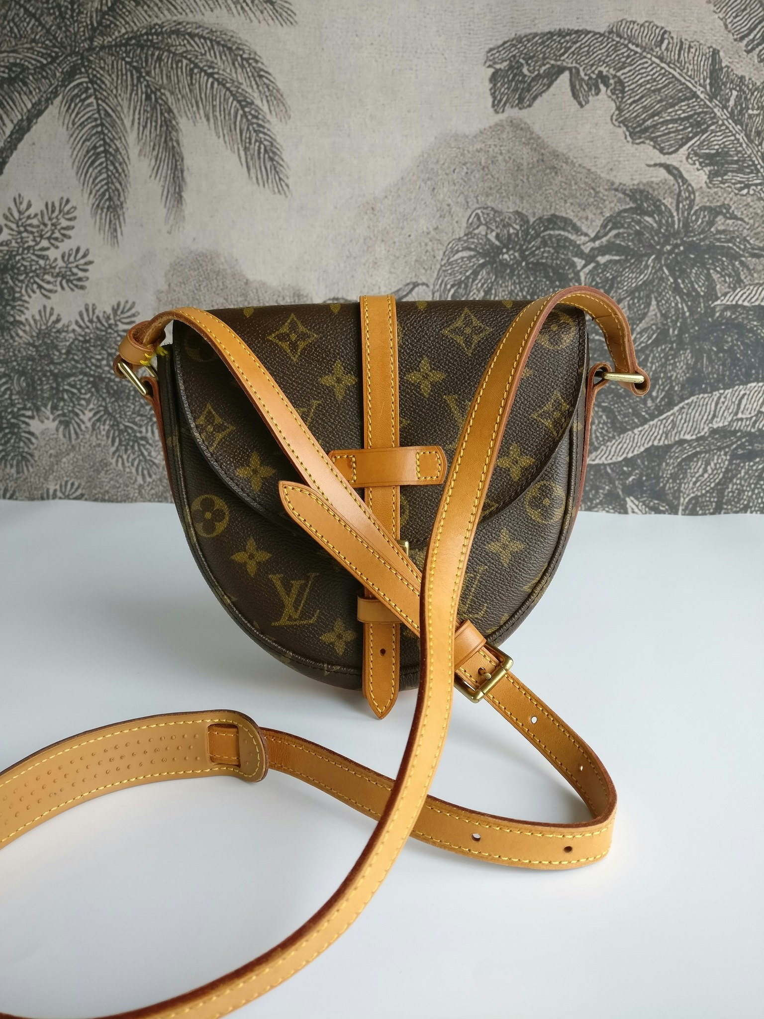 LOUIS VUITTON Chantilly PM Shoulder Bag – PETIT