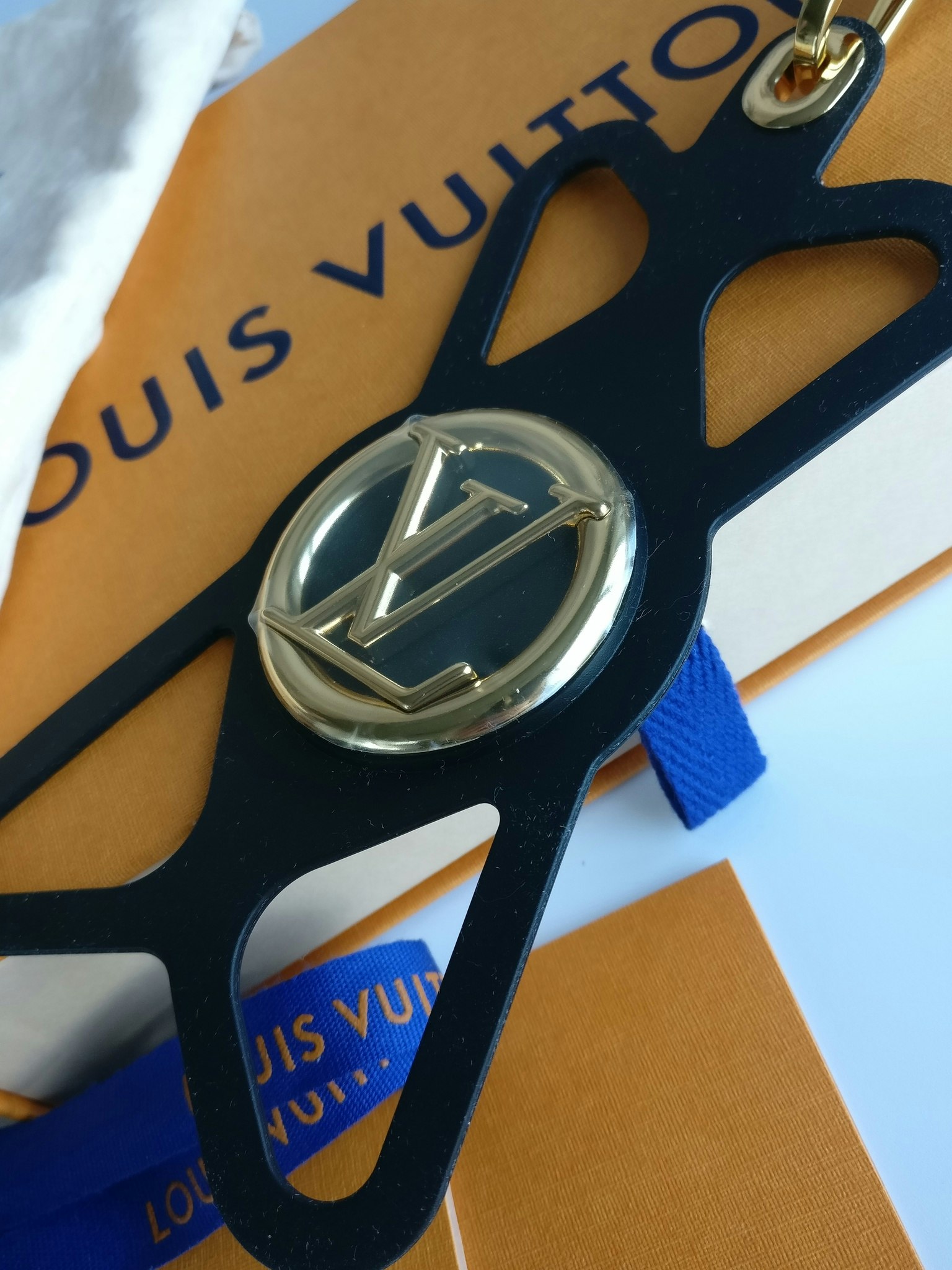 Buy [Used] LOUIS VUITTON Monogram Phone Holder Louise Silicon