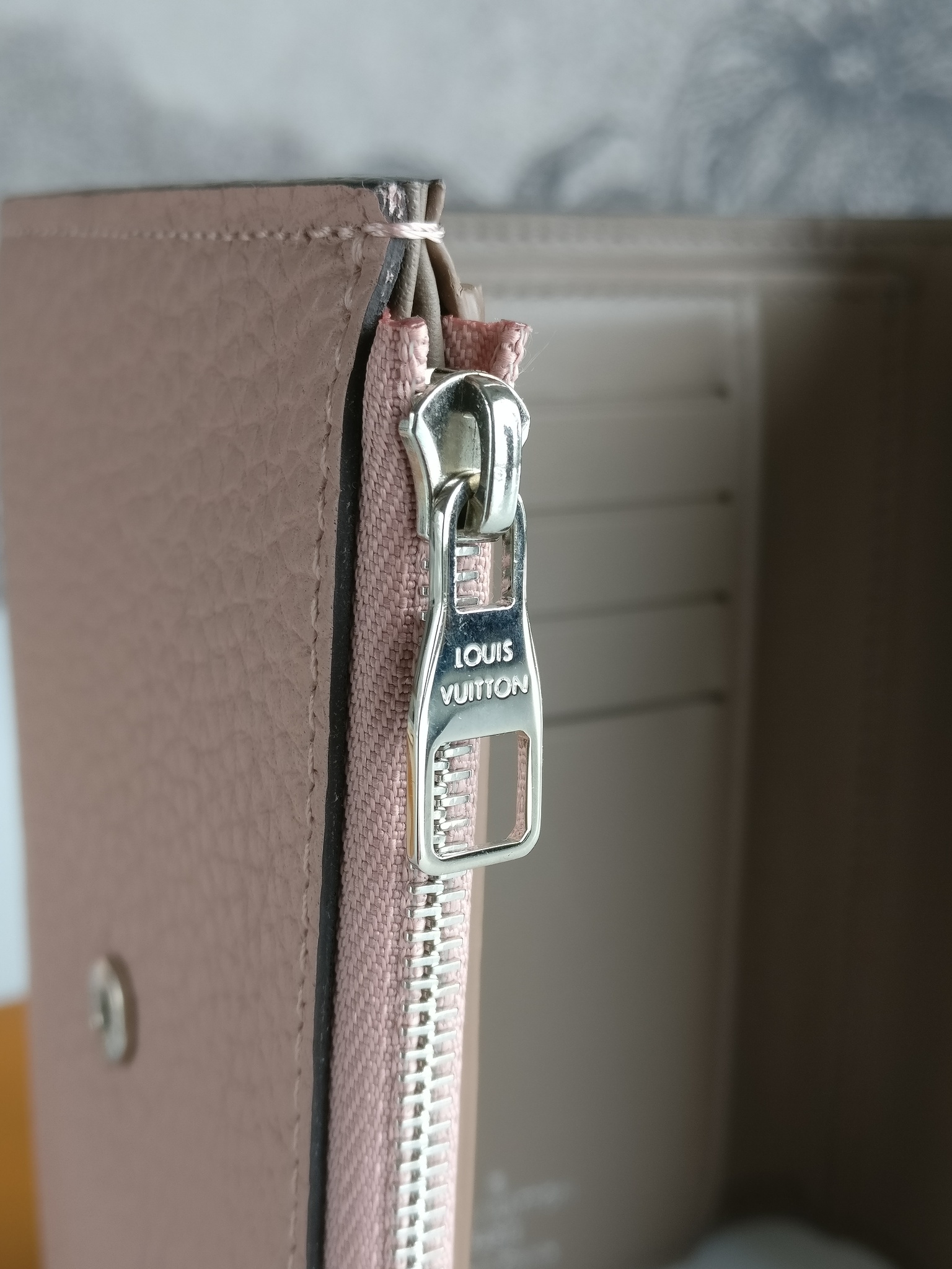 Louis Vuitton M81671 Capucines Compact Wallet , Grey, One Size