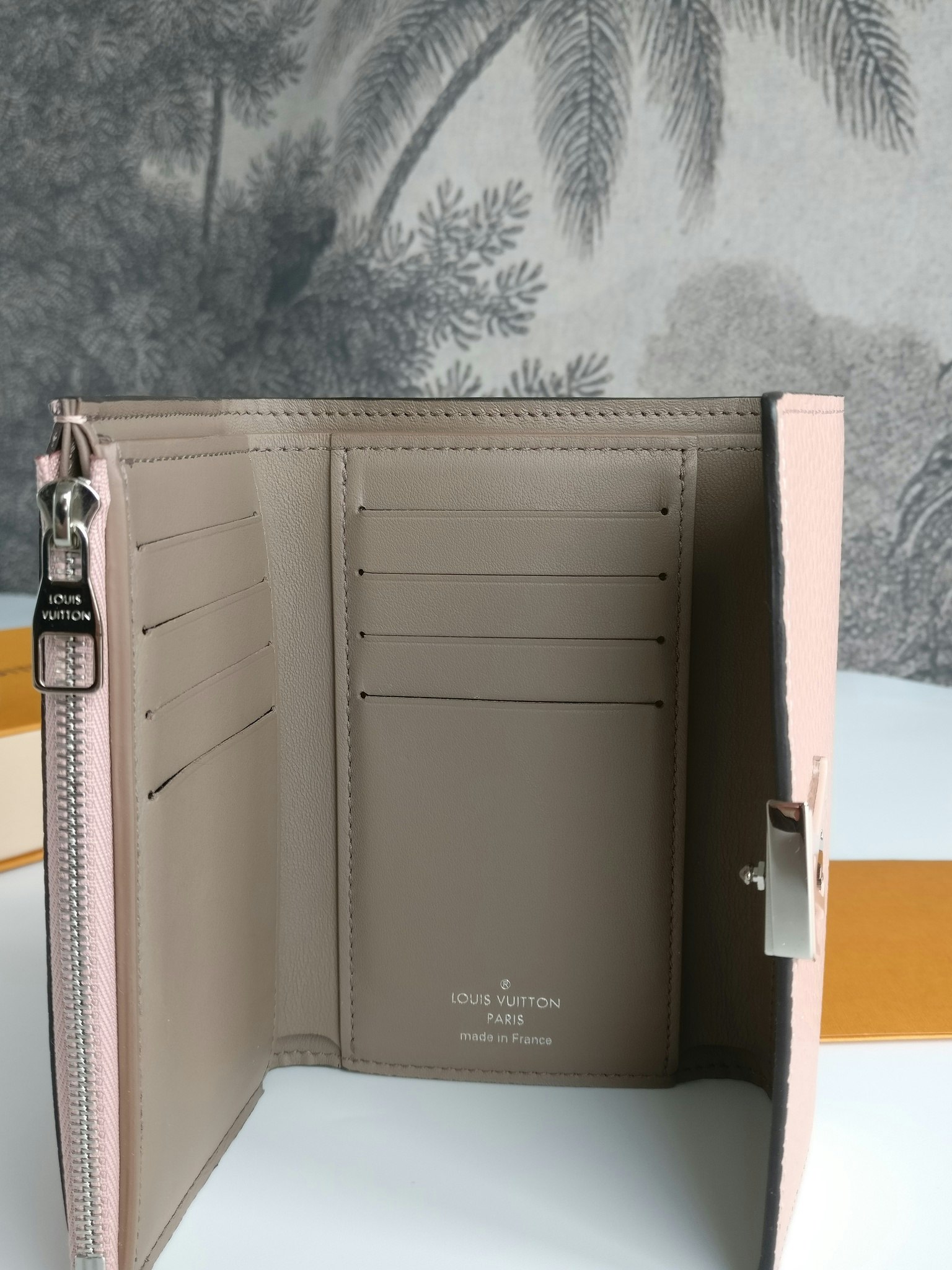 Louis Vuitton Magnolia Leather Capucines Compact Wallet Louis