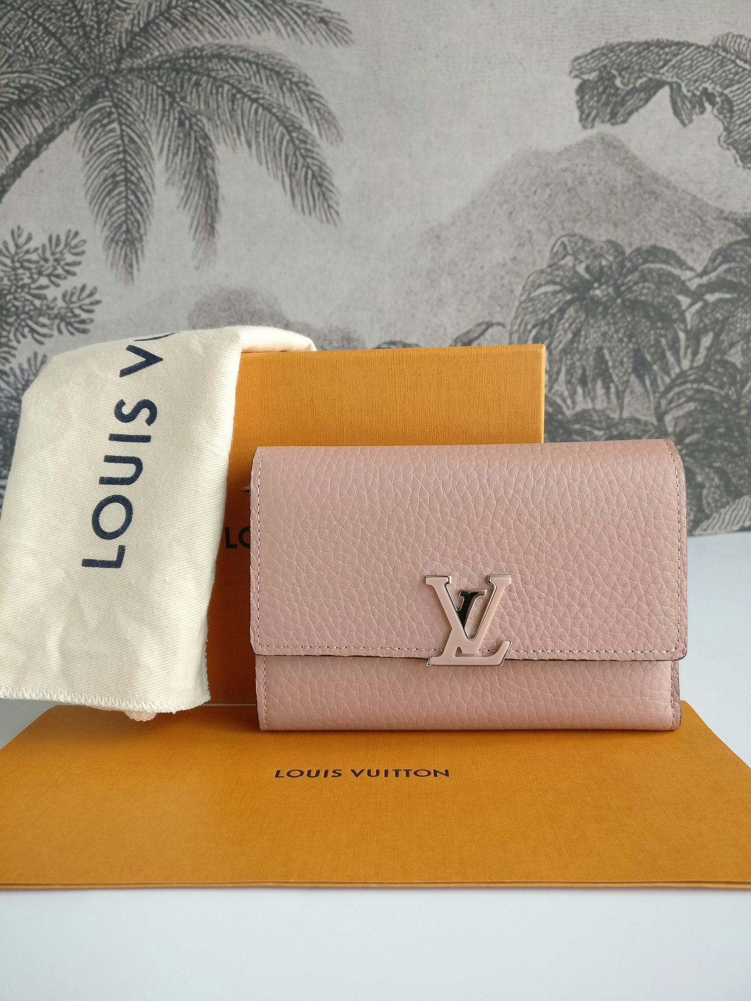 Naughtipidgins Nest - Louis Vuitton Capucines Compact Wallet in Magnolia  Pink Taurillon Leather. RRP £560 >   Capucines-Compact-Wallet-in-Magnolia-Pink-Taurillon-Leather.html