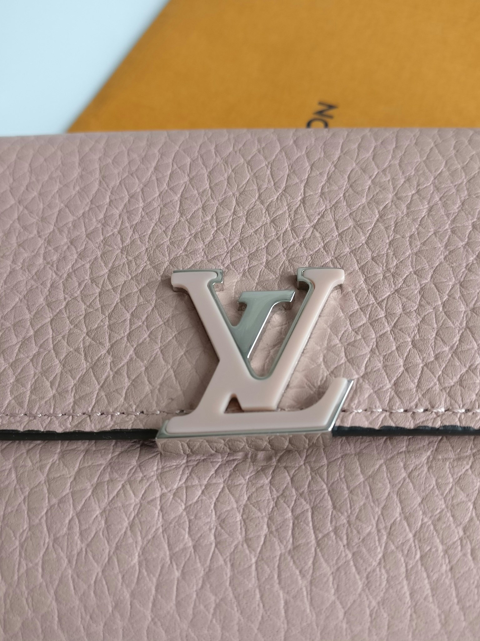 Louis Vuitton capucines Compact Wallet Taurillon Magnolia SHW