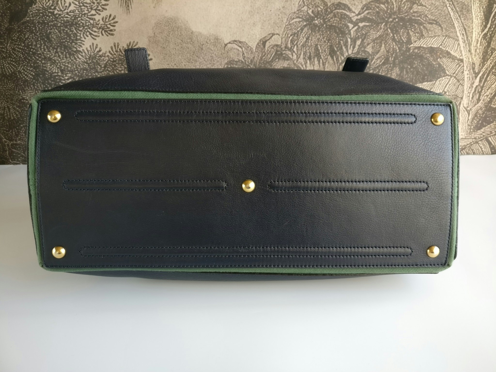 Saint Laurent Muse Two Leather Handbag (SHG-23354) – LuxeDH