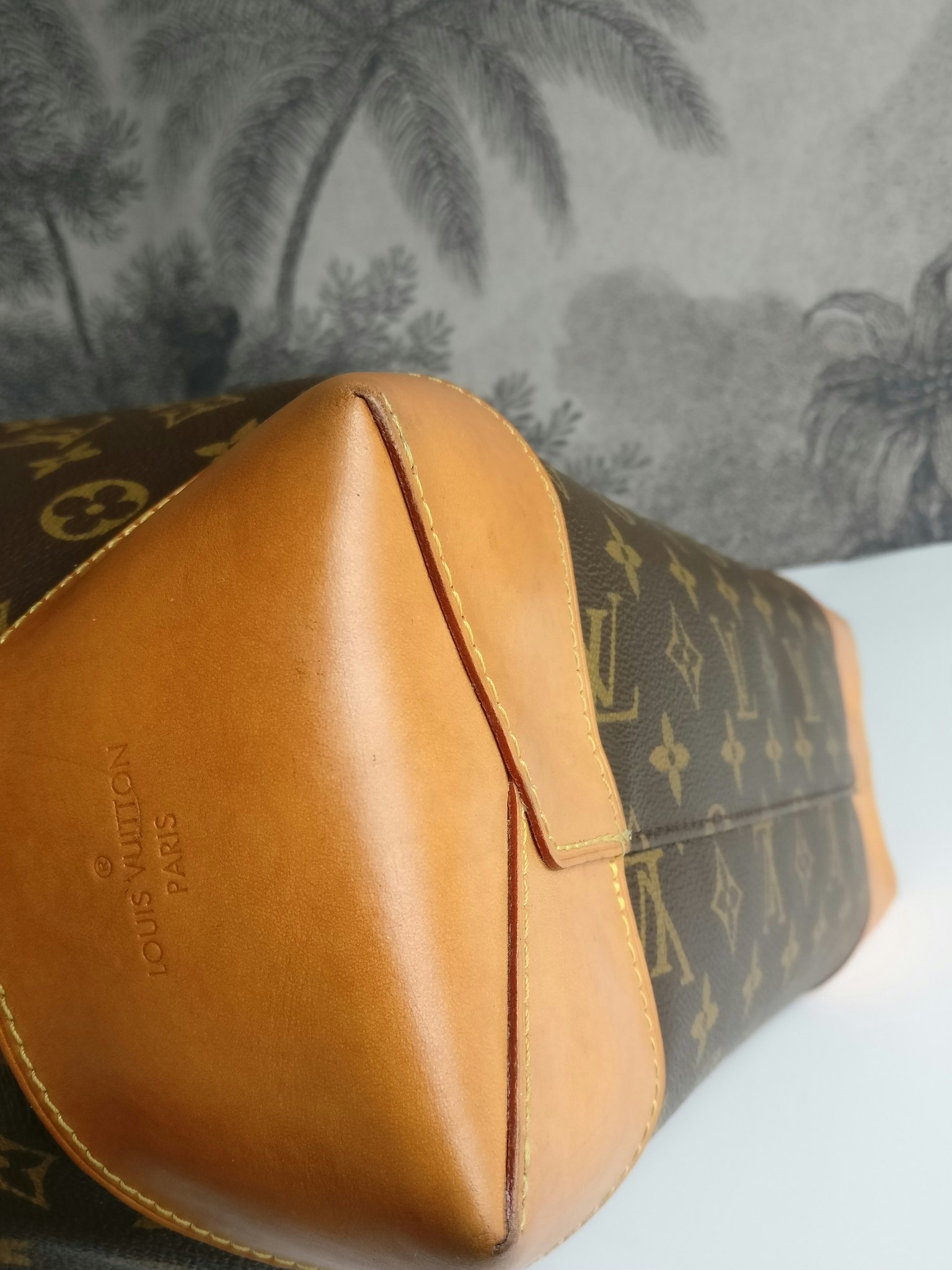 Louis Vuitton, 'Berri MM' bag with 'Animal MNG Camel' strap. - Bukowskis