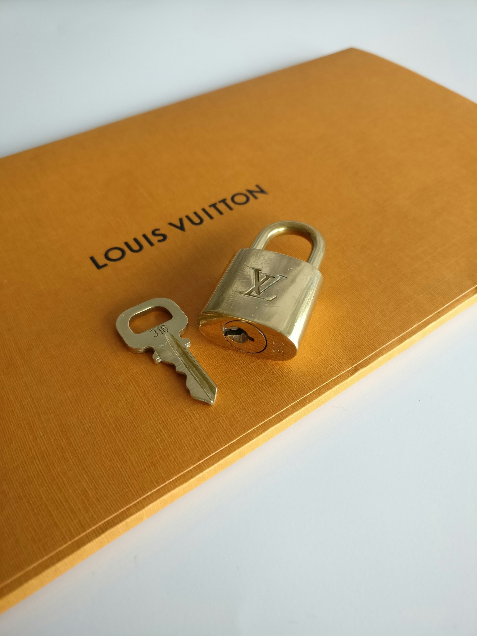 Louis Vuitton padlock 316 with key