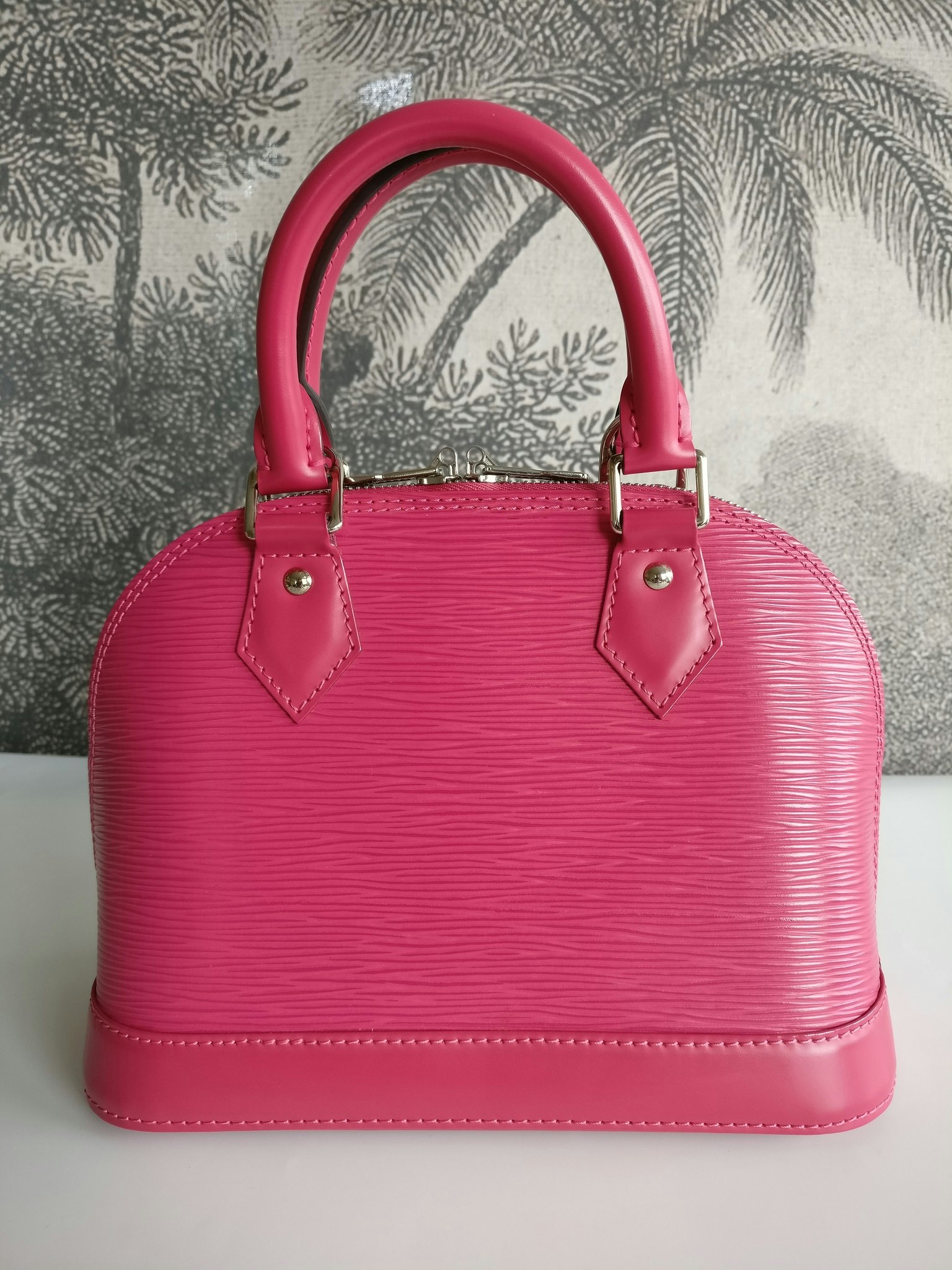 Louis Vuitton Alma BB Epi Leather Bag – Theluxurysouq  India's Fastest  Growing Luxury Boutique. New & Pre Owned Luxury. 100% Authentic.