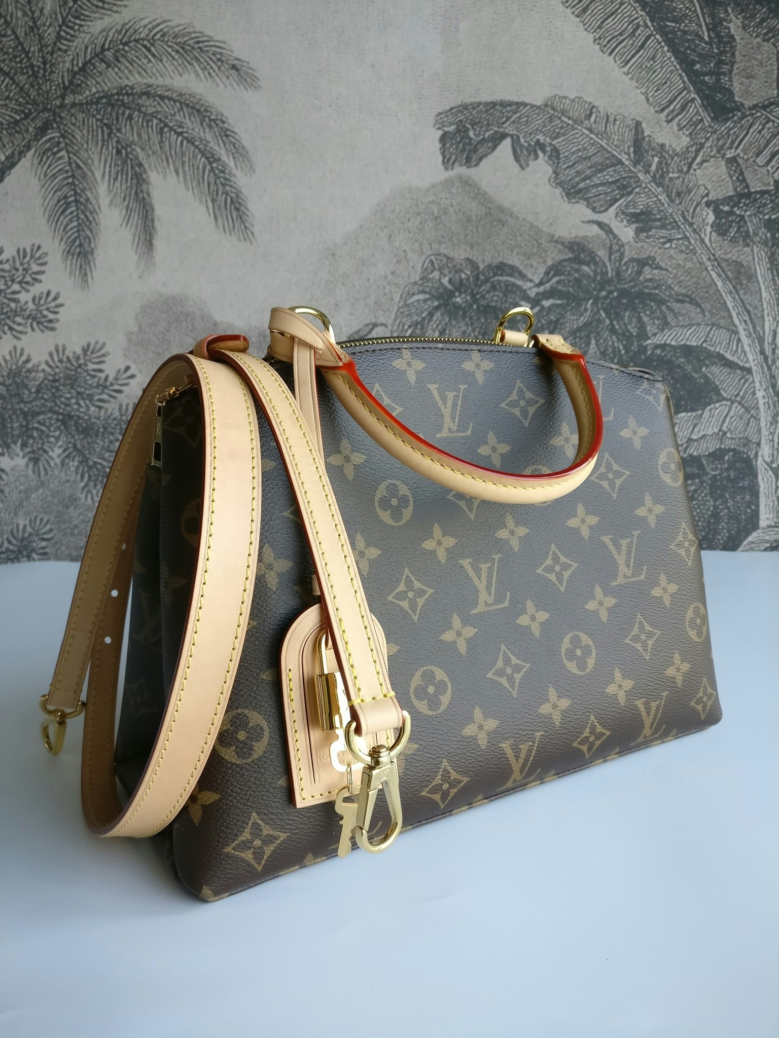 Helppp!! Can't decide which Petit Palais I should get. : r/Louisvuitton