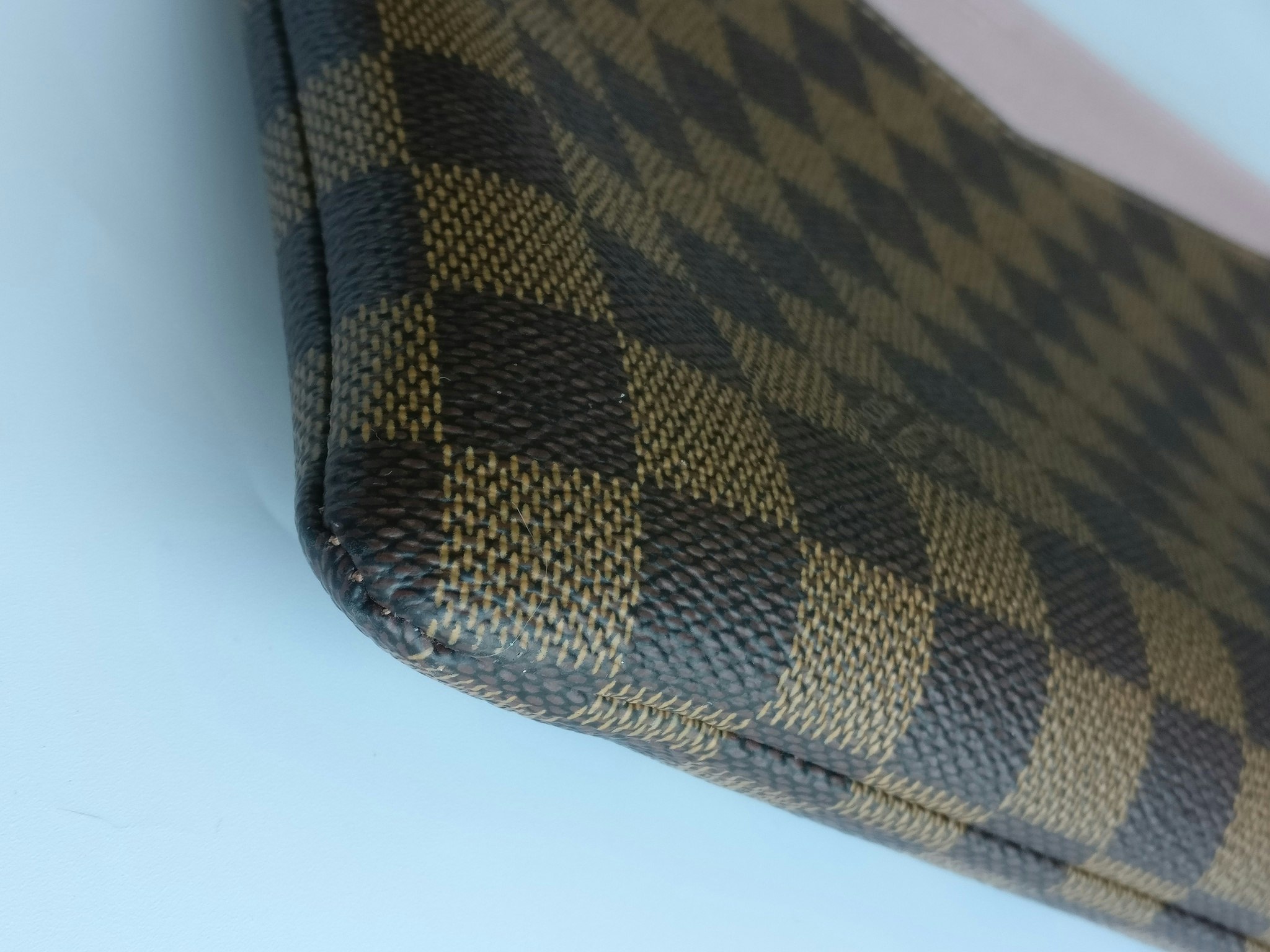 Louis Vuitton Daily Pouch damier ebene