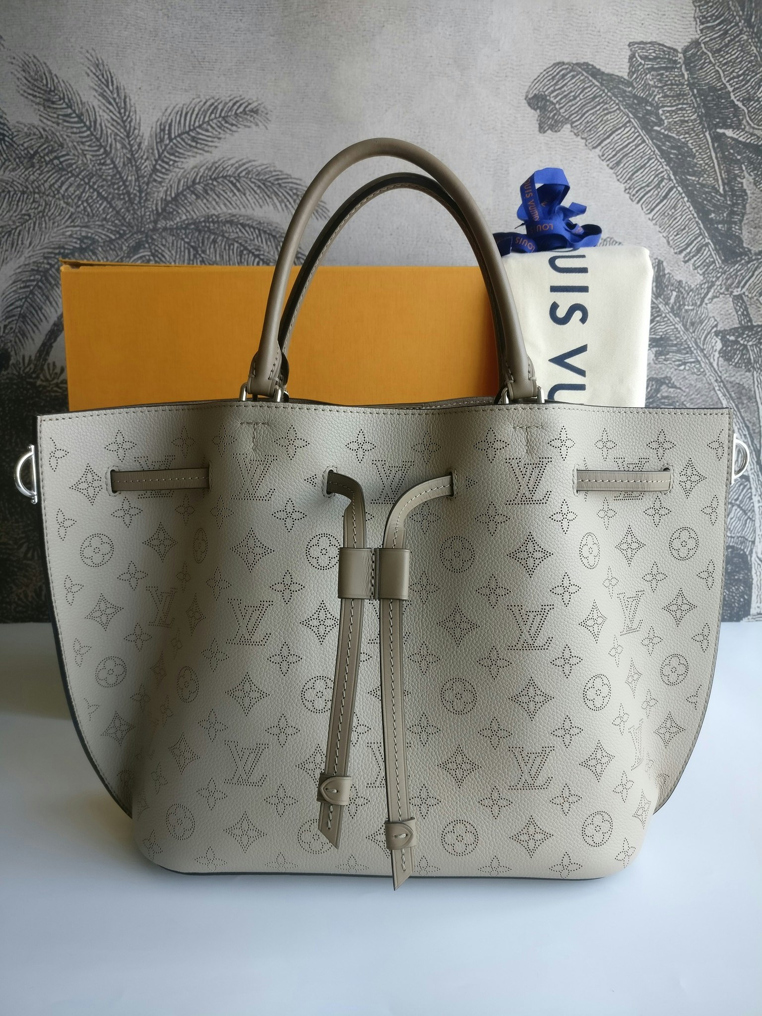 Louis Vuitton Girolata Mahina Galet