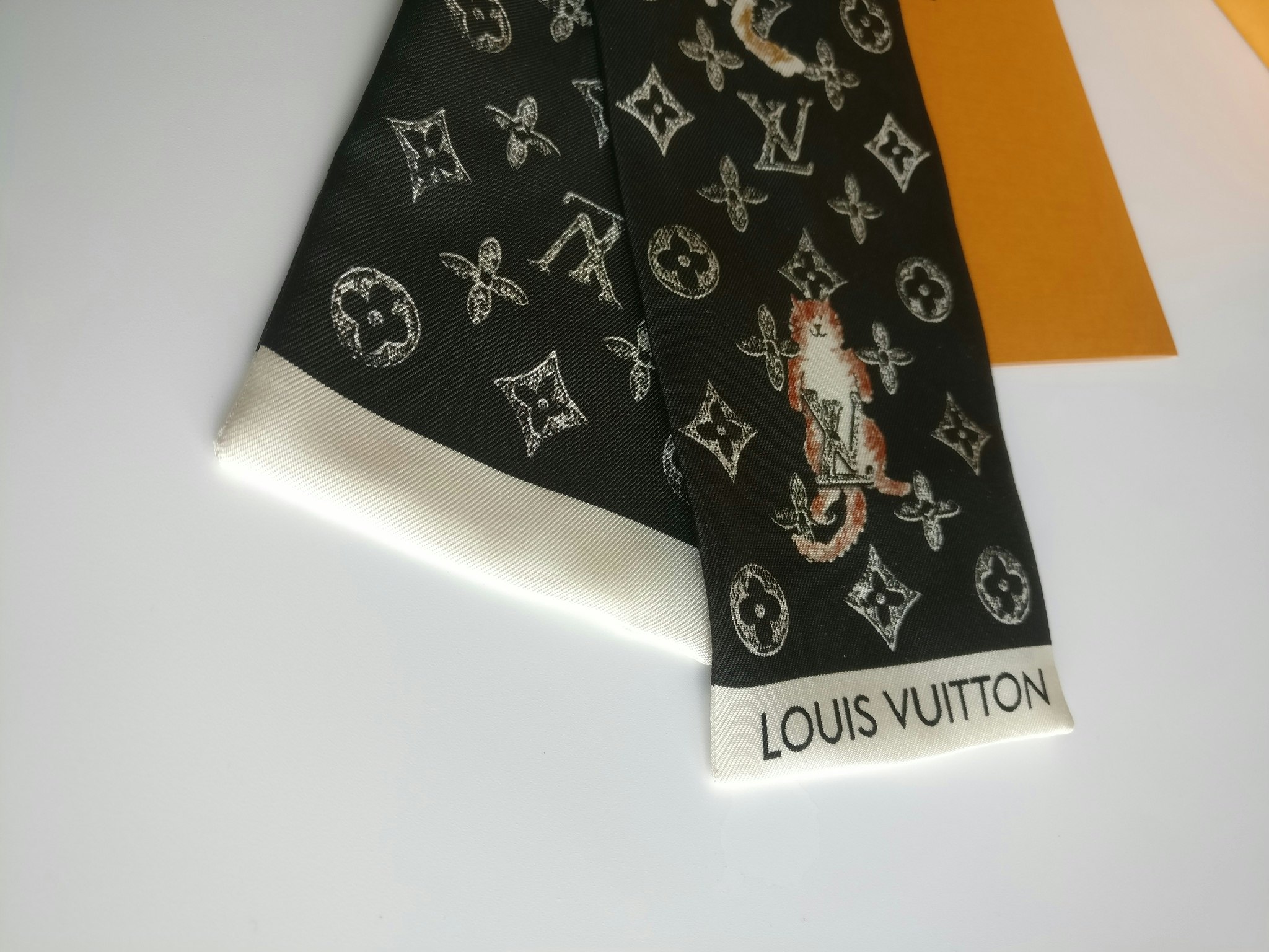 Louis Vuitton bandeau Catogram limited edition