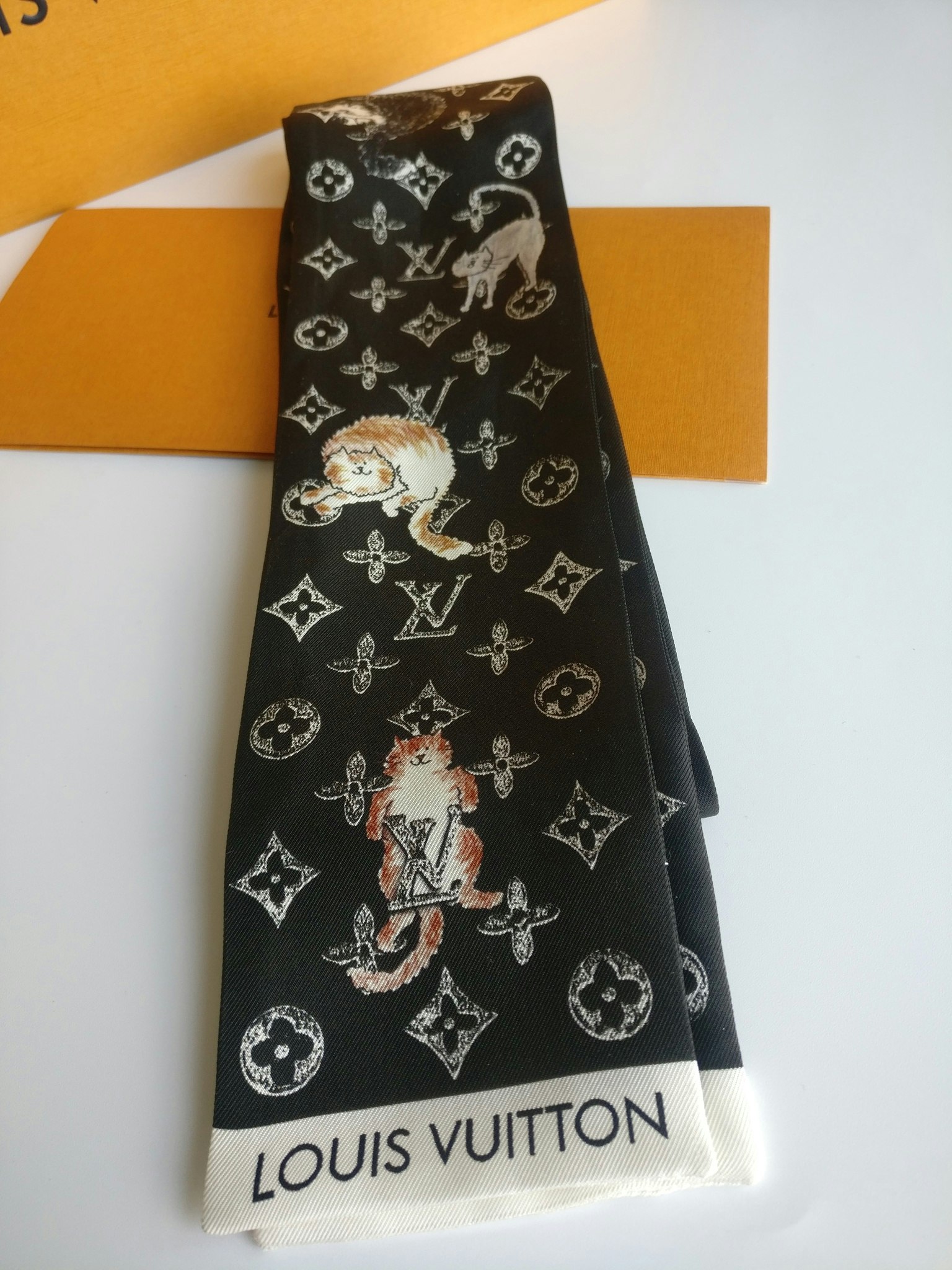 Louis Vuitton bandeau Catogram limited edition