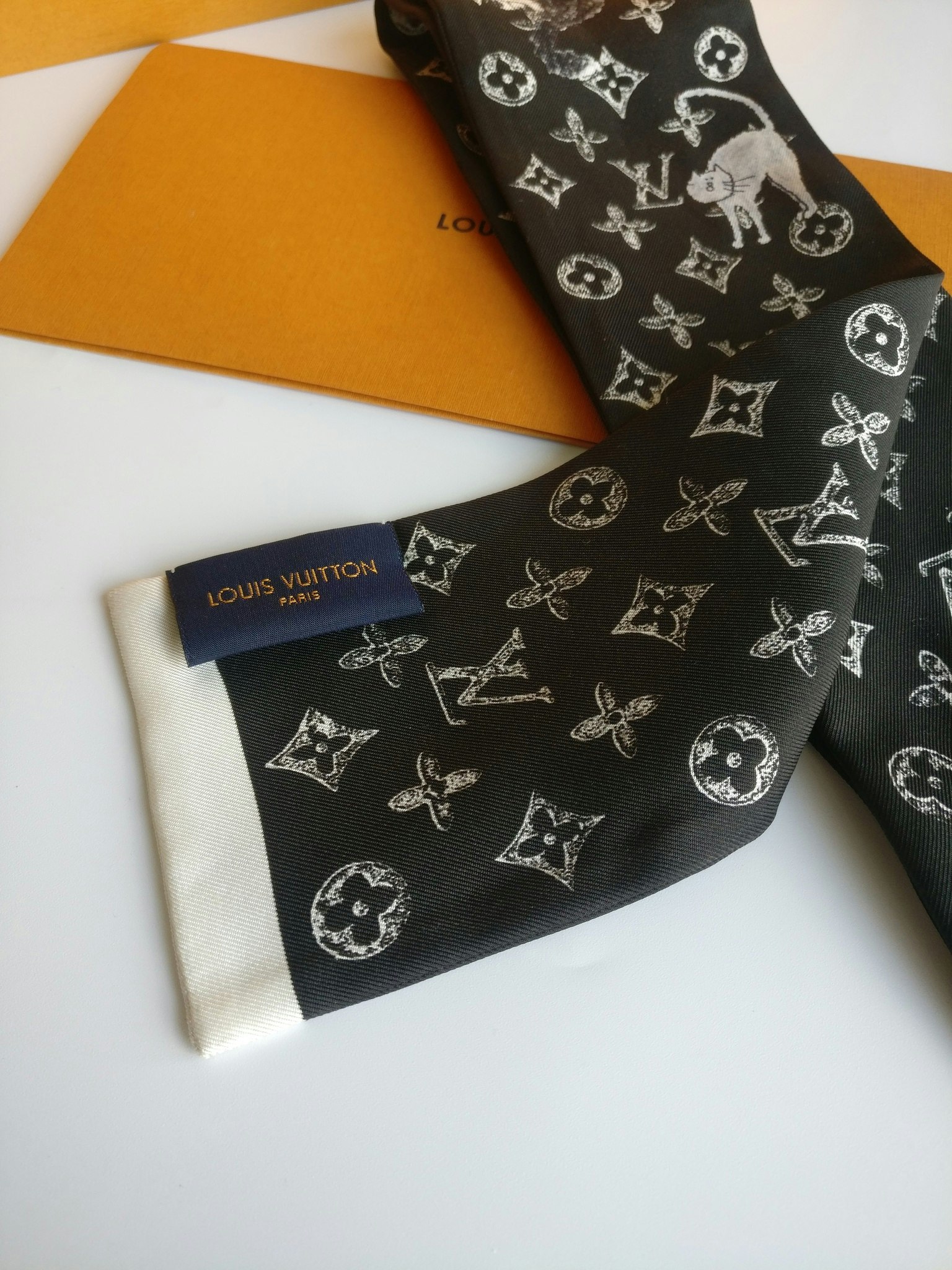 rare LOUIS VUITTON Catogram black white monogram silk bandeau neck