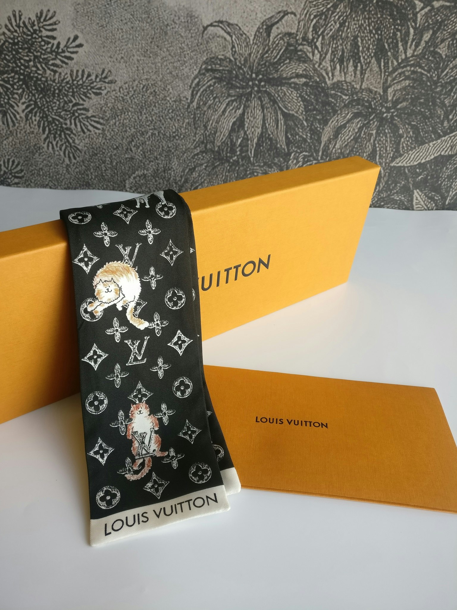 rare LOUIS VUITTON Catogram black white monogram silk bandeau neck tie scarf