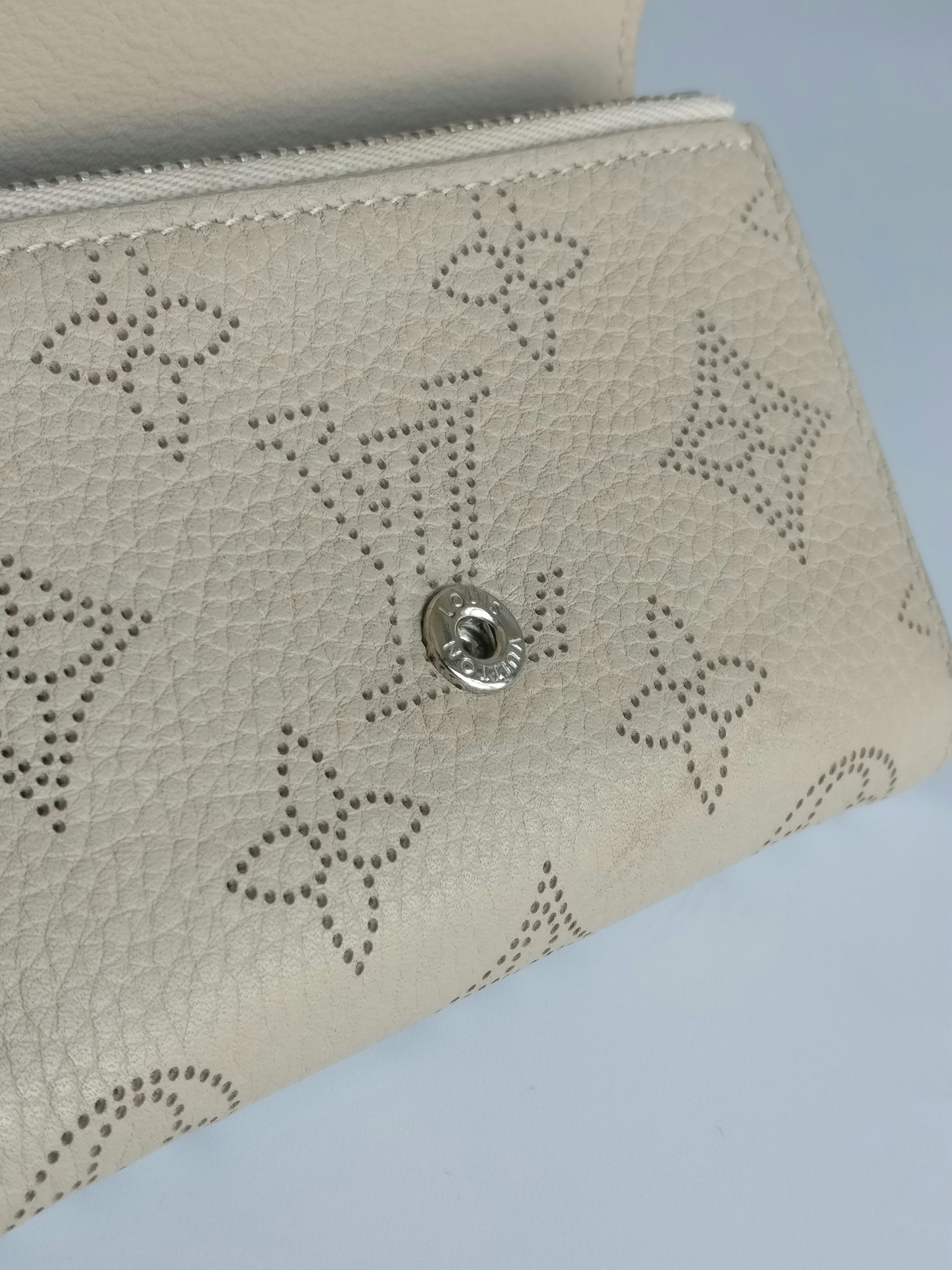Louis Vuitton Porte Monnaie Mahina Anae