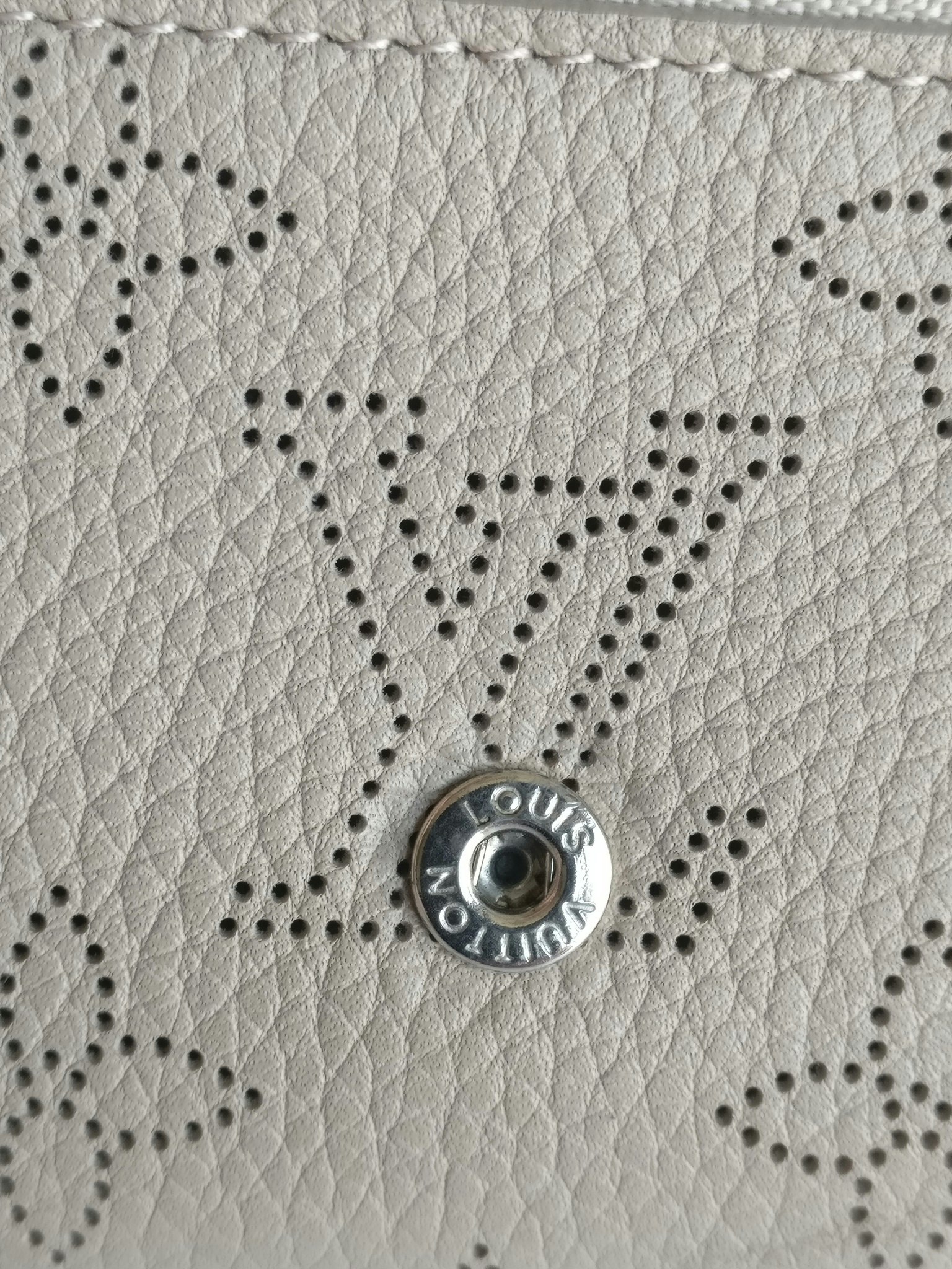 Louis Vuitton Porte Monnaie Mahina Anae