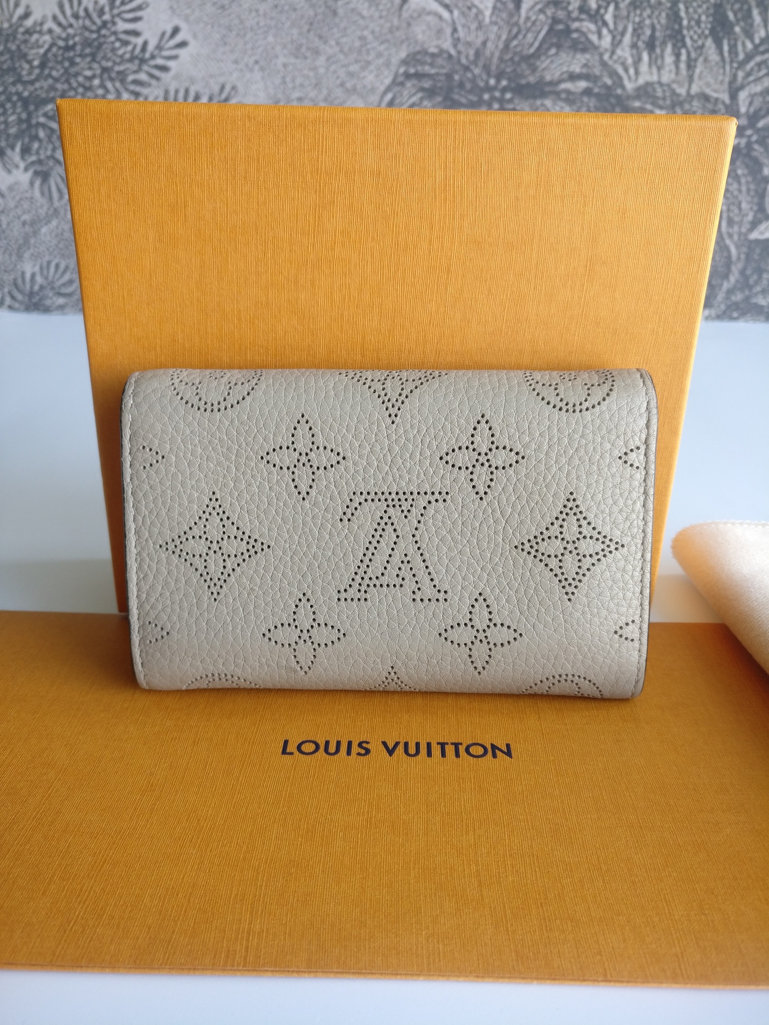 Louis Vuitton Porte Monnaie Mahina Anae