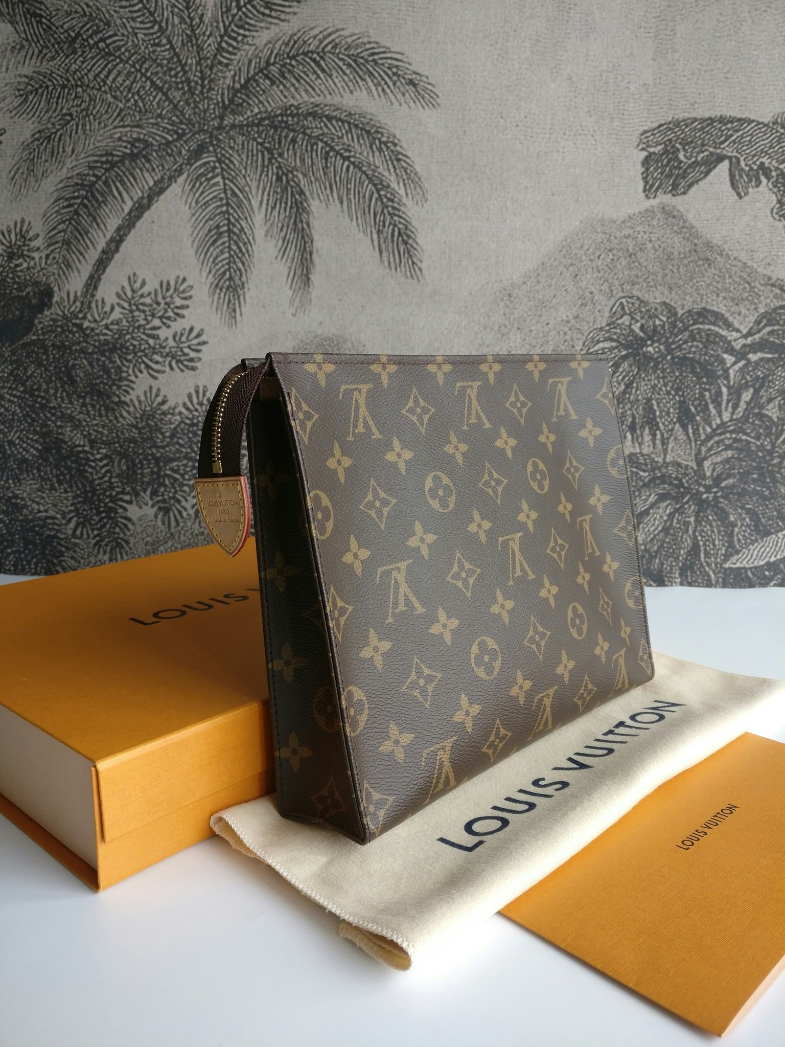 Louis Vuitton Toiletry Pouch 26 (m47542)