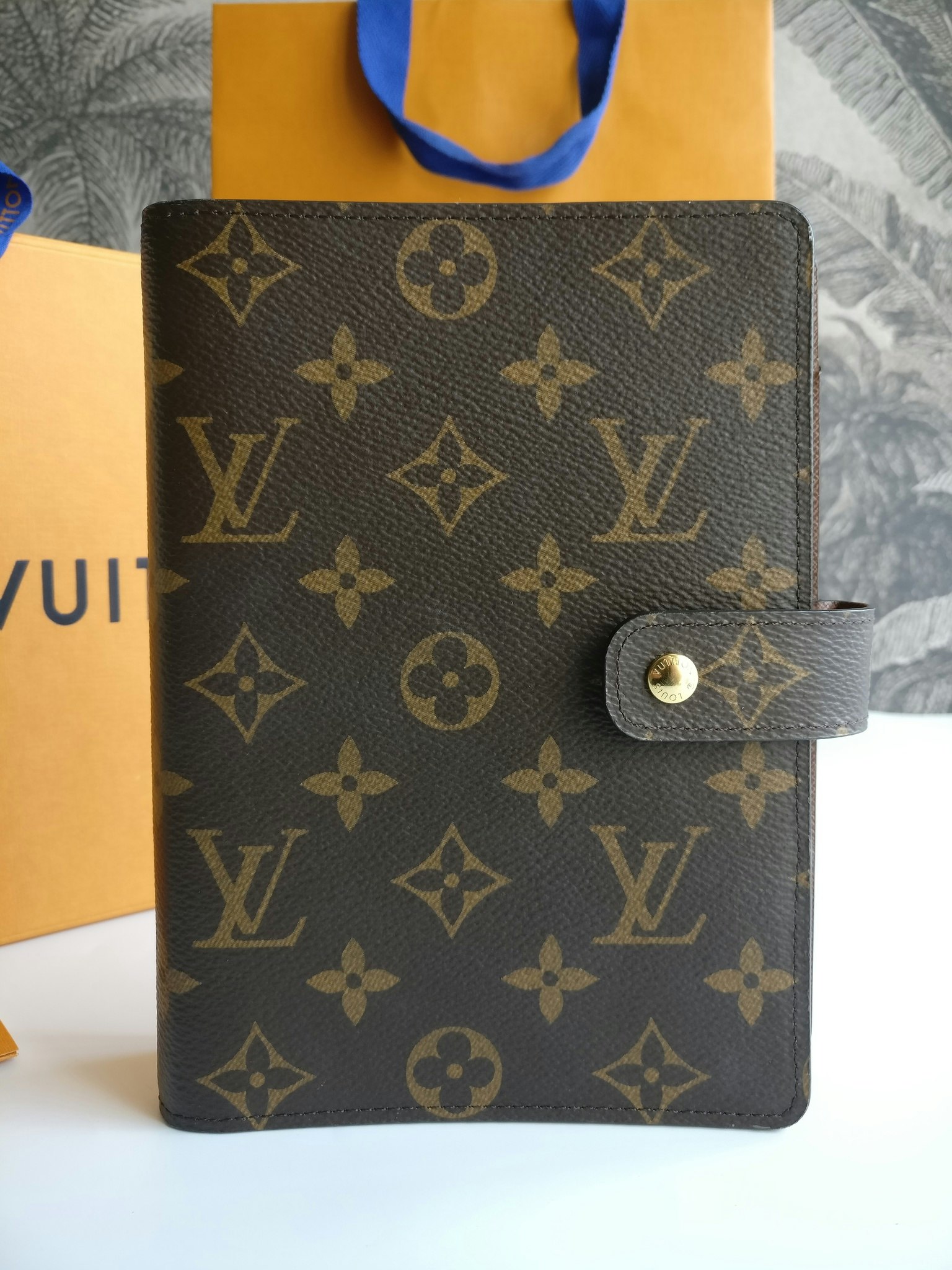 Shop Louis Vuitton Medium Ring Agenda Cover (R20242, R20240, R20105) by  nordsud