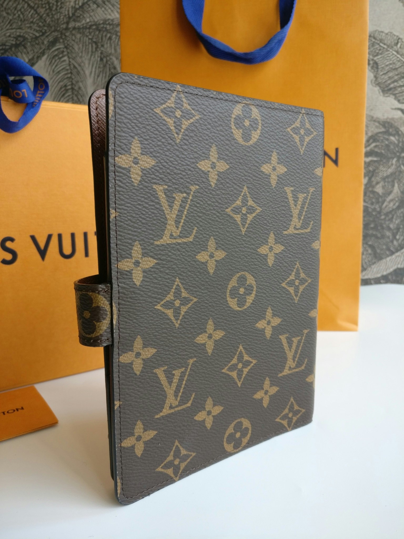 Shop Louis Vuitton Medium Ring Agenda Cover (R20242, R20240, R20105) by  nordsud