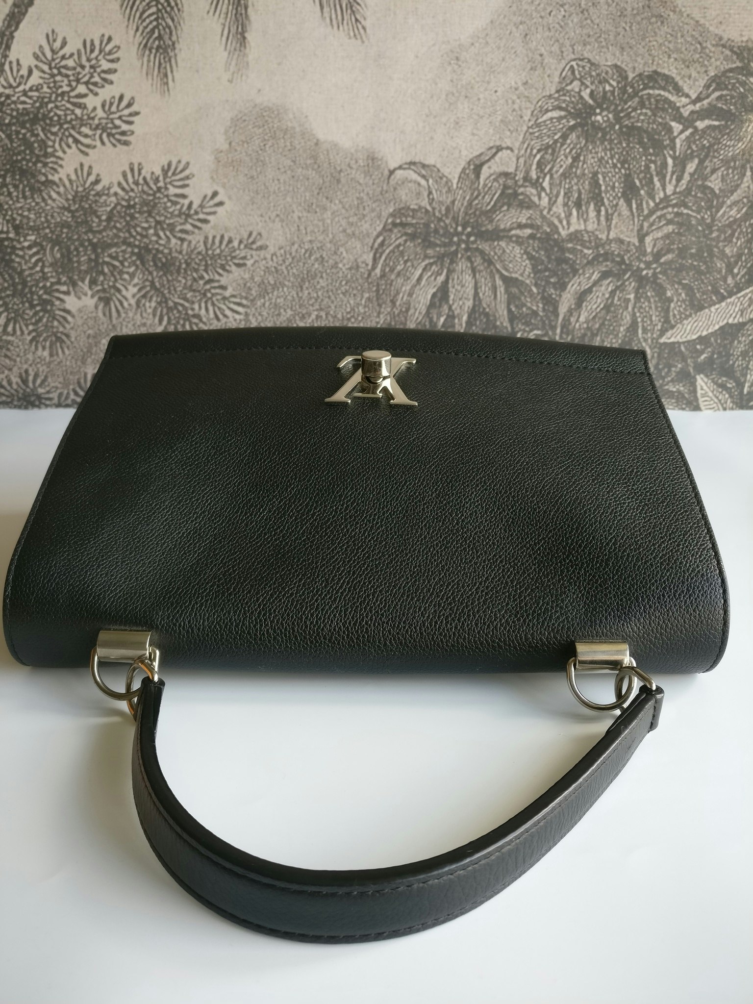 Cartera Louis Vuitton Lockme II negra Beige Cuero Becerro ref.968685 - Joli  Closet