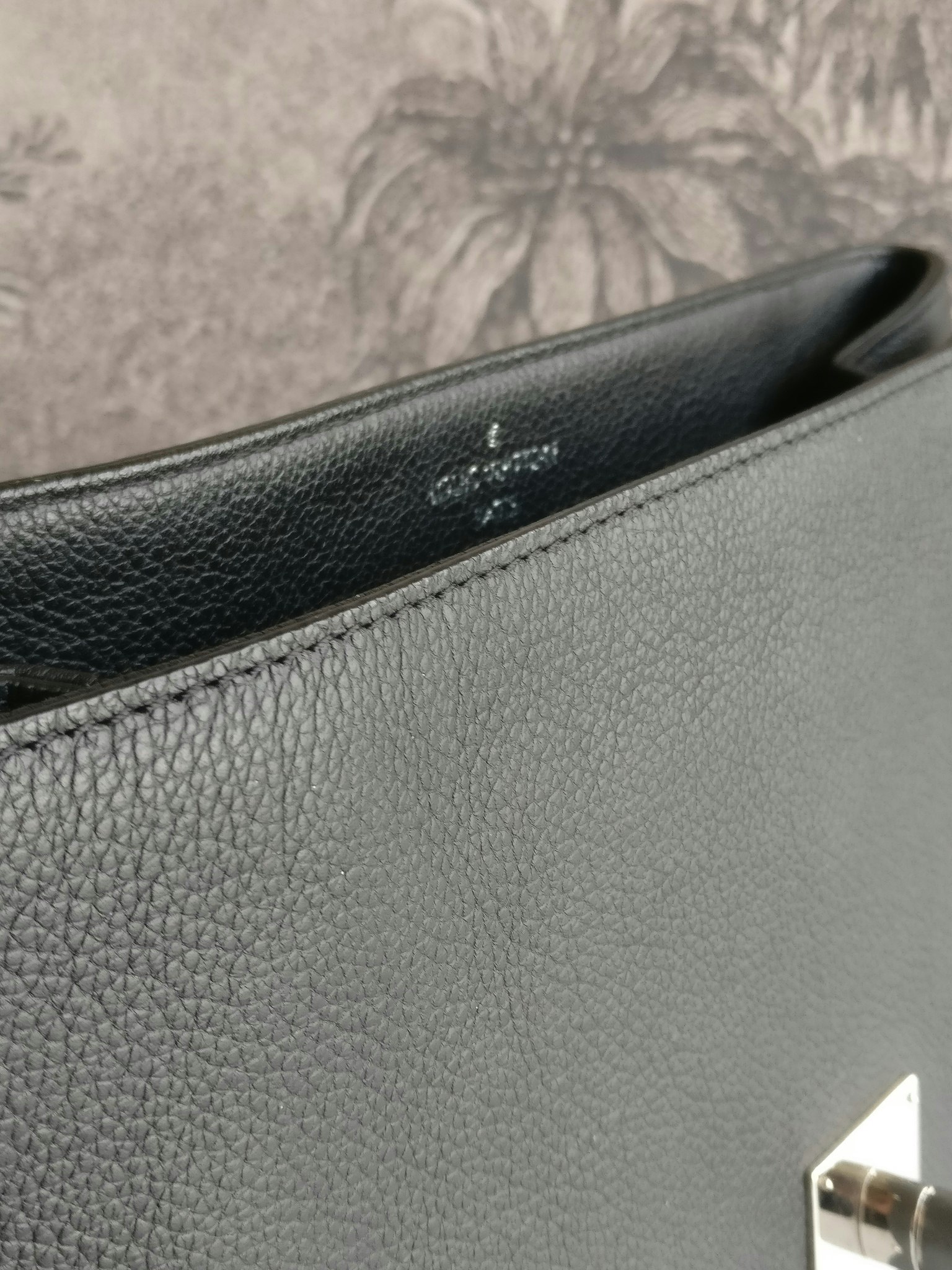 Louis Vuitton LockMe II Noir