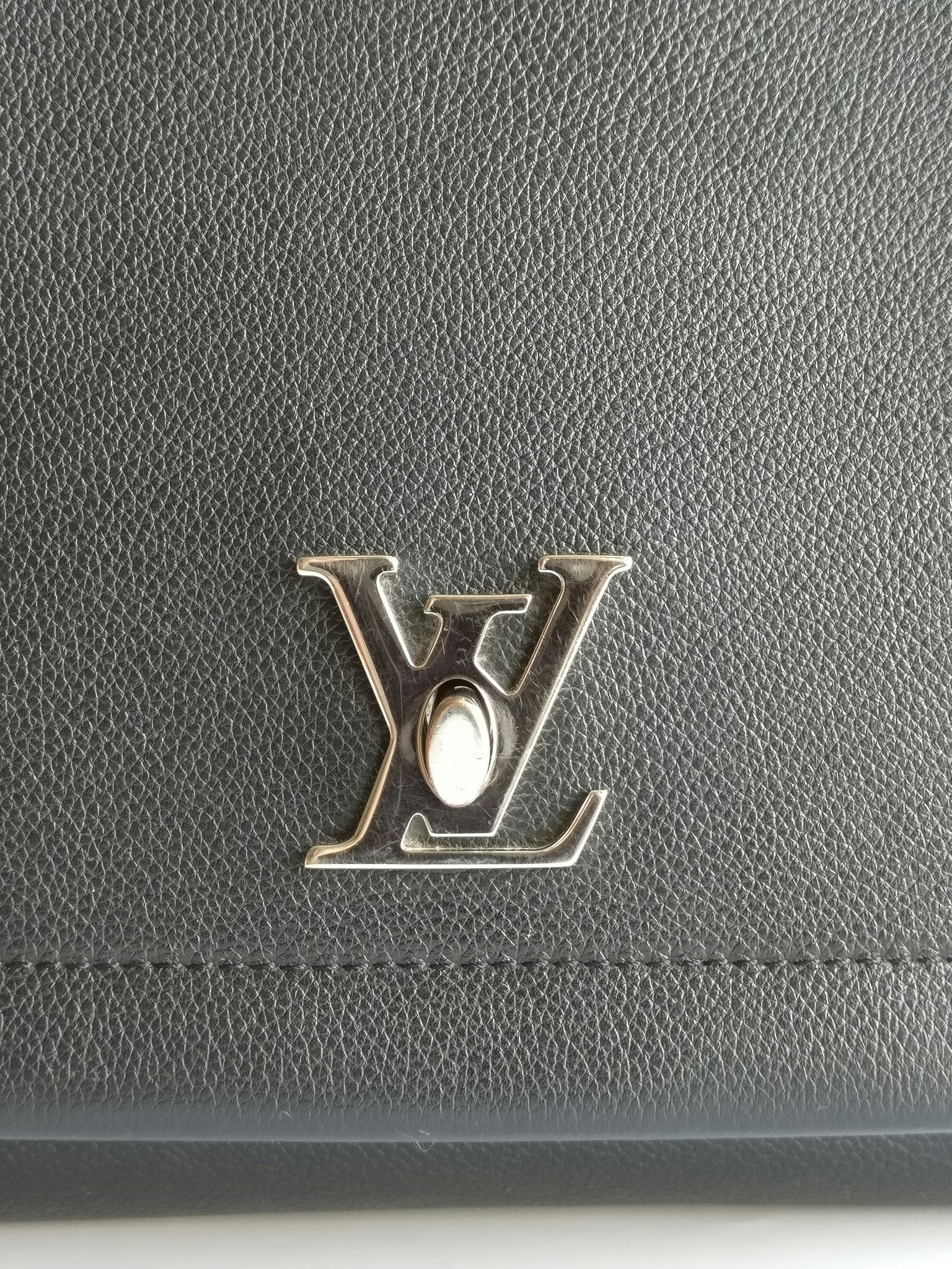 Cartera Louis Vuitton Lockme II negra Beige Cuero Becerro ref.968685 - Joli  Closet