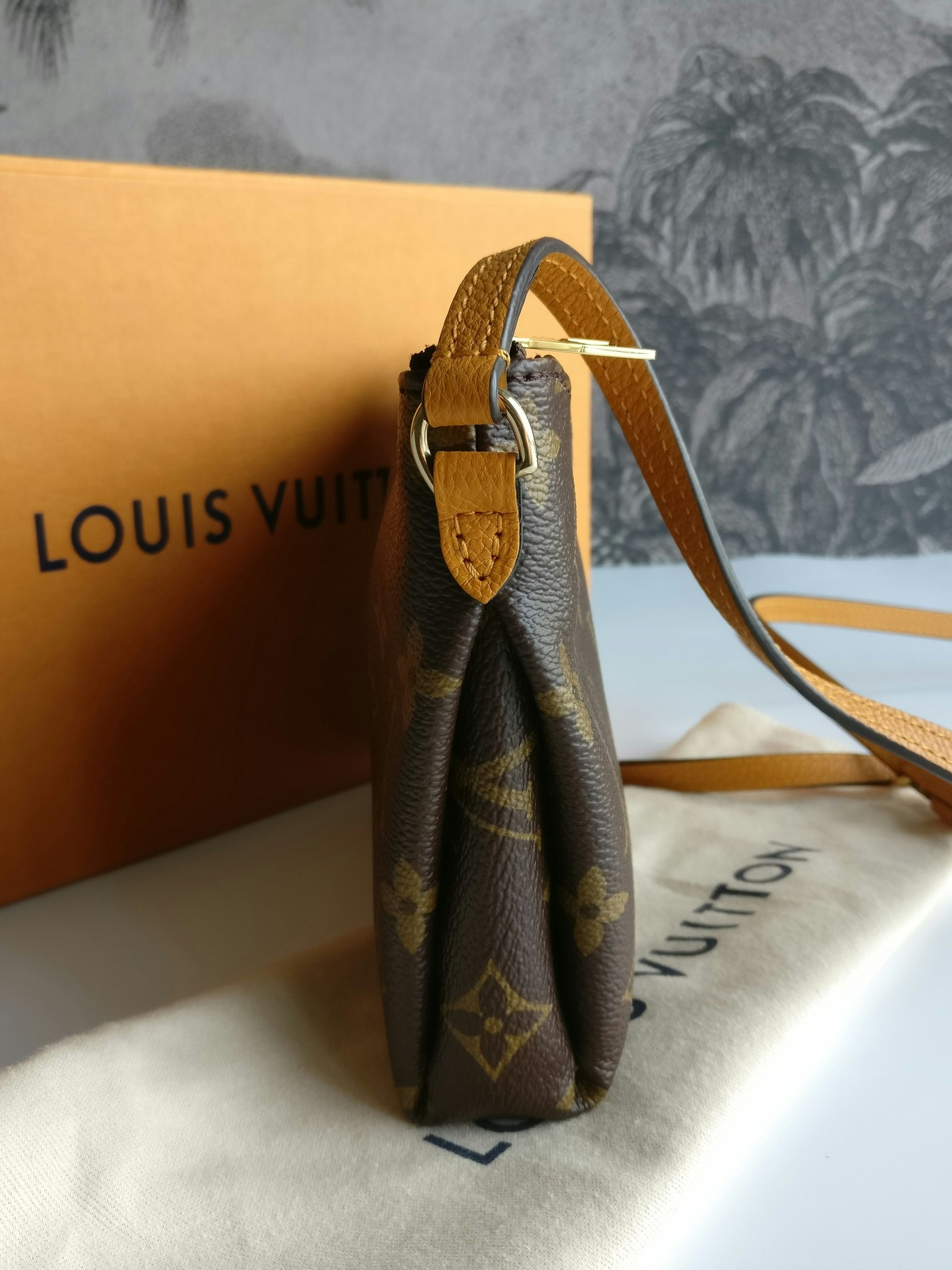 Louis Vuitton Uniformes Monogram Pallas Clutch - Brown Crossbody