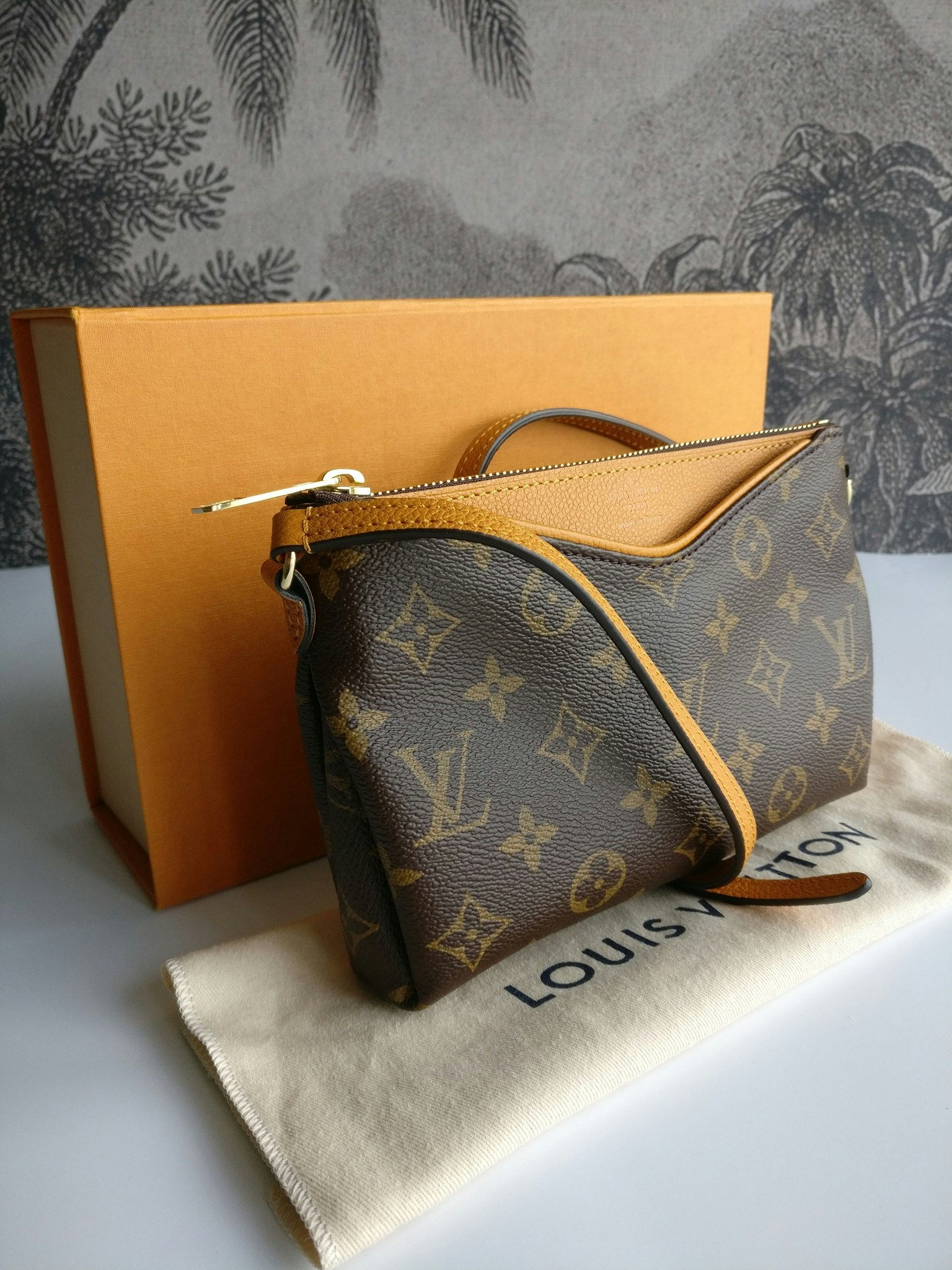 Louis Vuitton Pochette Pallas uniformes Safran