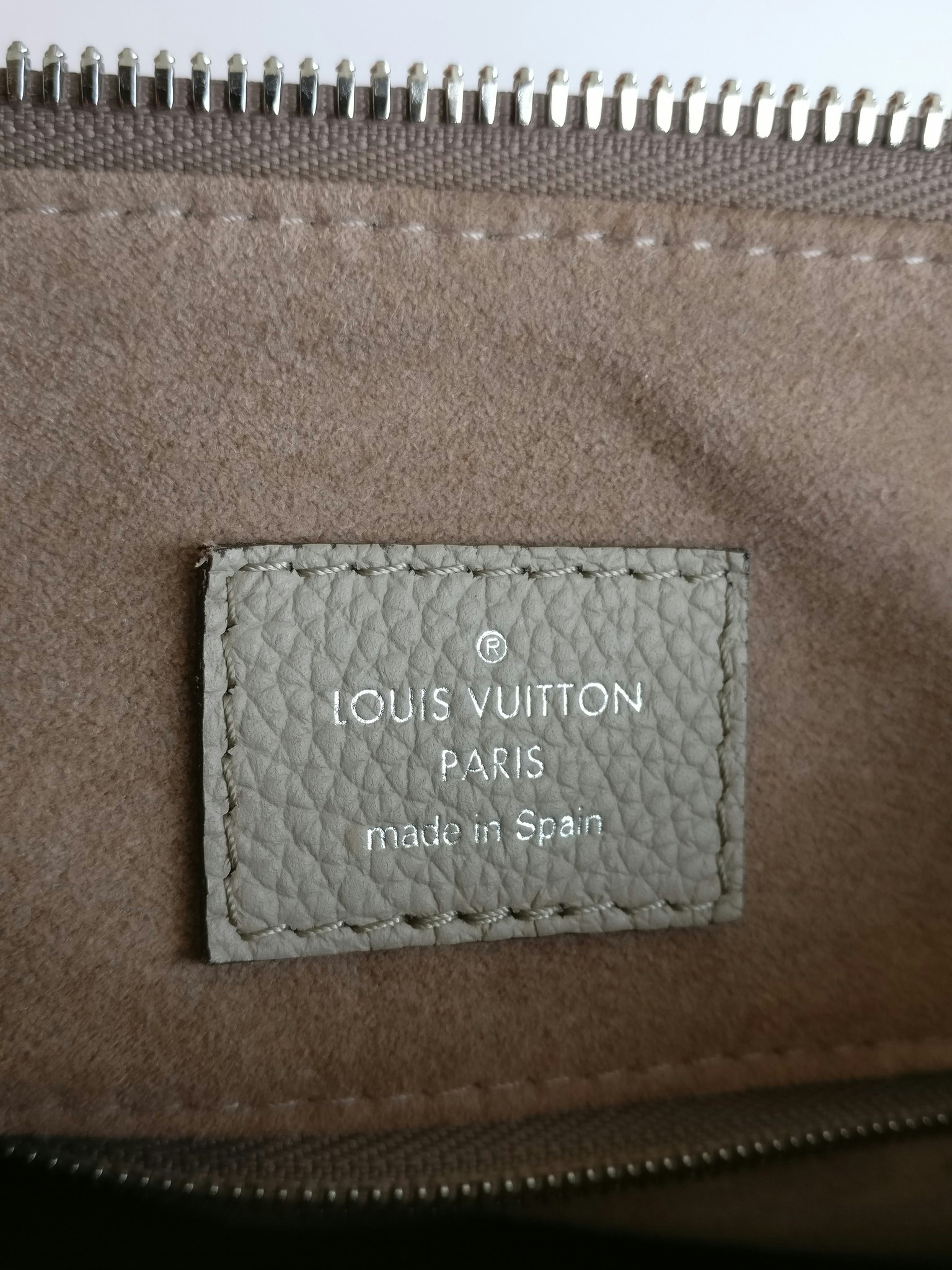 Louis Vuitton Beaubourg MM Hobo