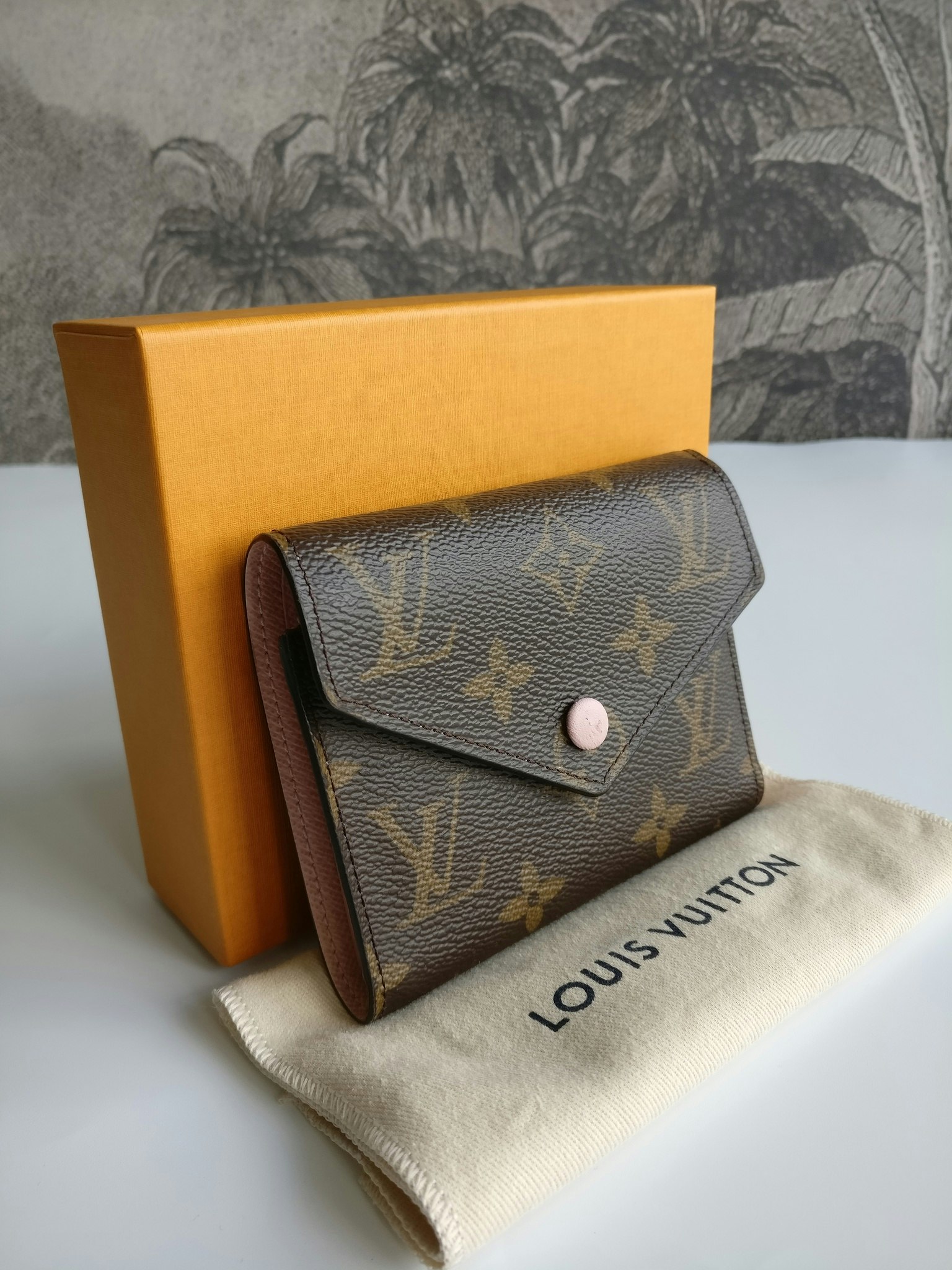 LOUIS VUITTON Victorine Wallet Monogram. Size