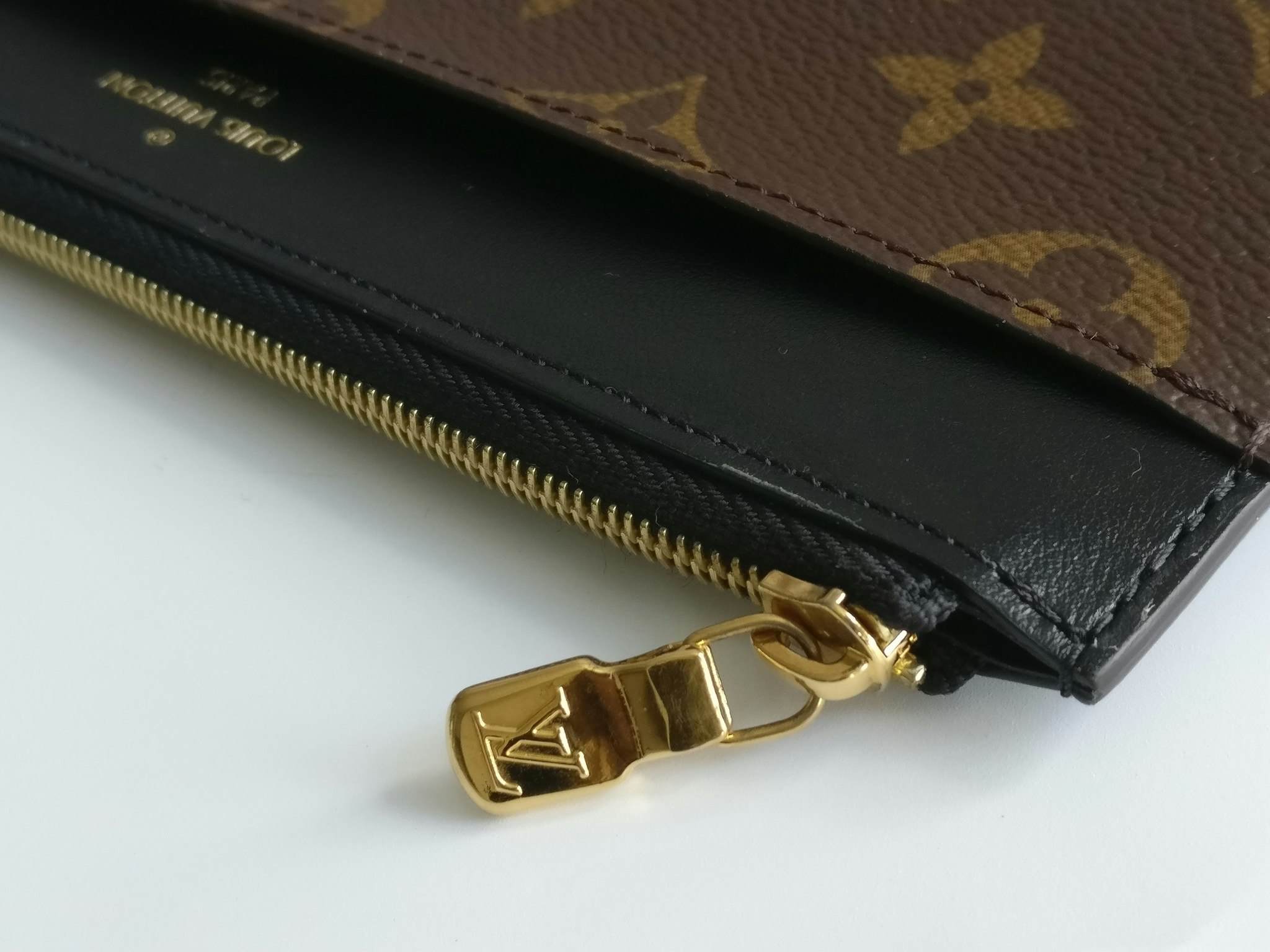 Shop Louis Vuitton Slim purse (M80390) by Fanta.