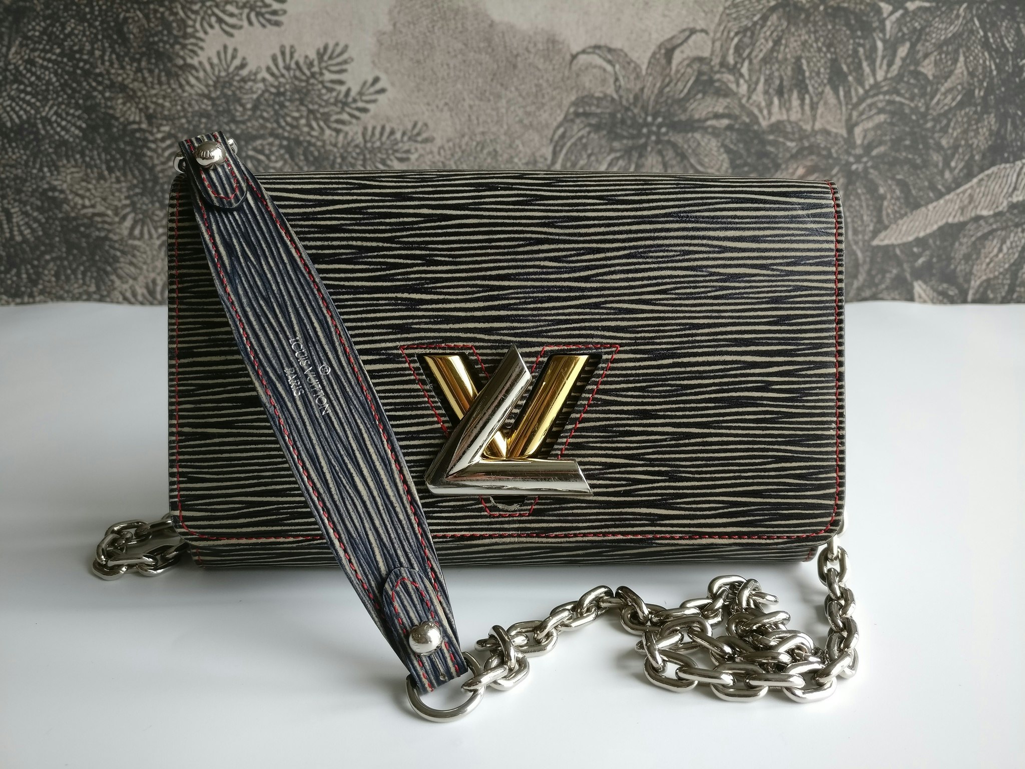 Louis Vuitton - Authenticated Twist Belt Wallet on Chain Handbag - Leather Orange Plain for Women, Very Good Condition