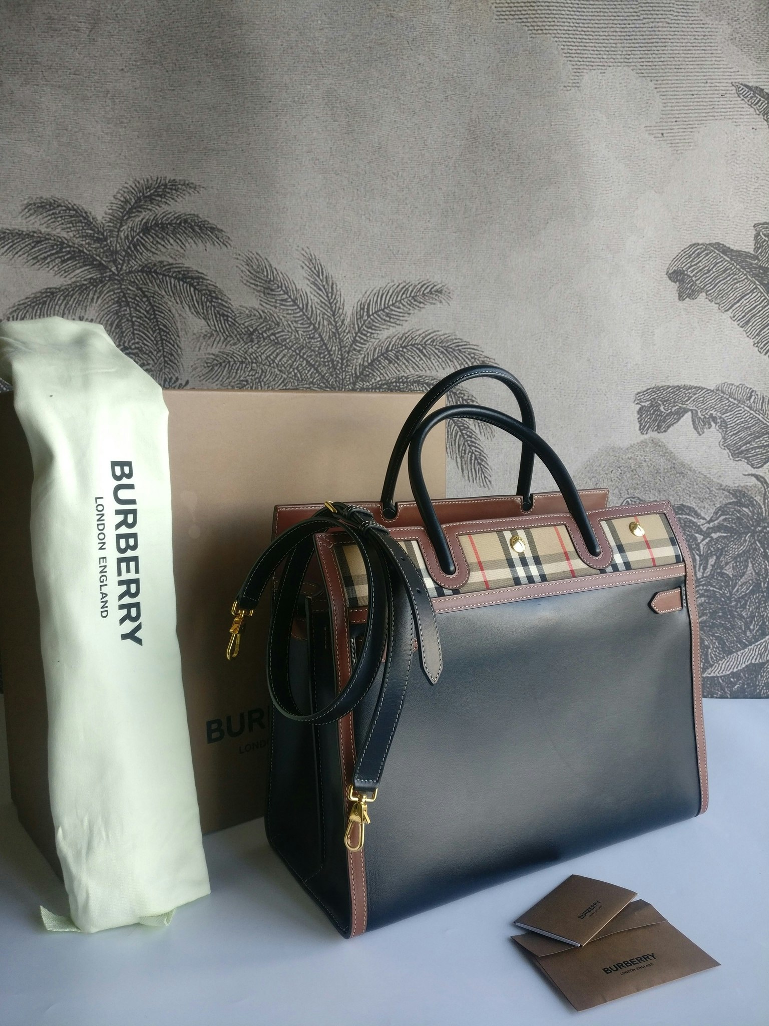Burberry Medium Vintage Check Title tote