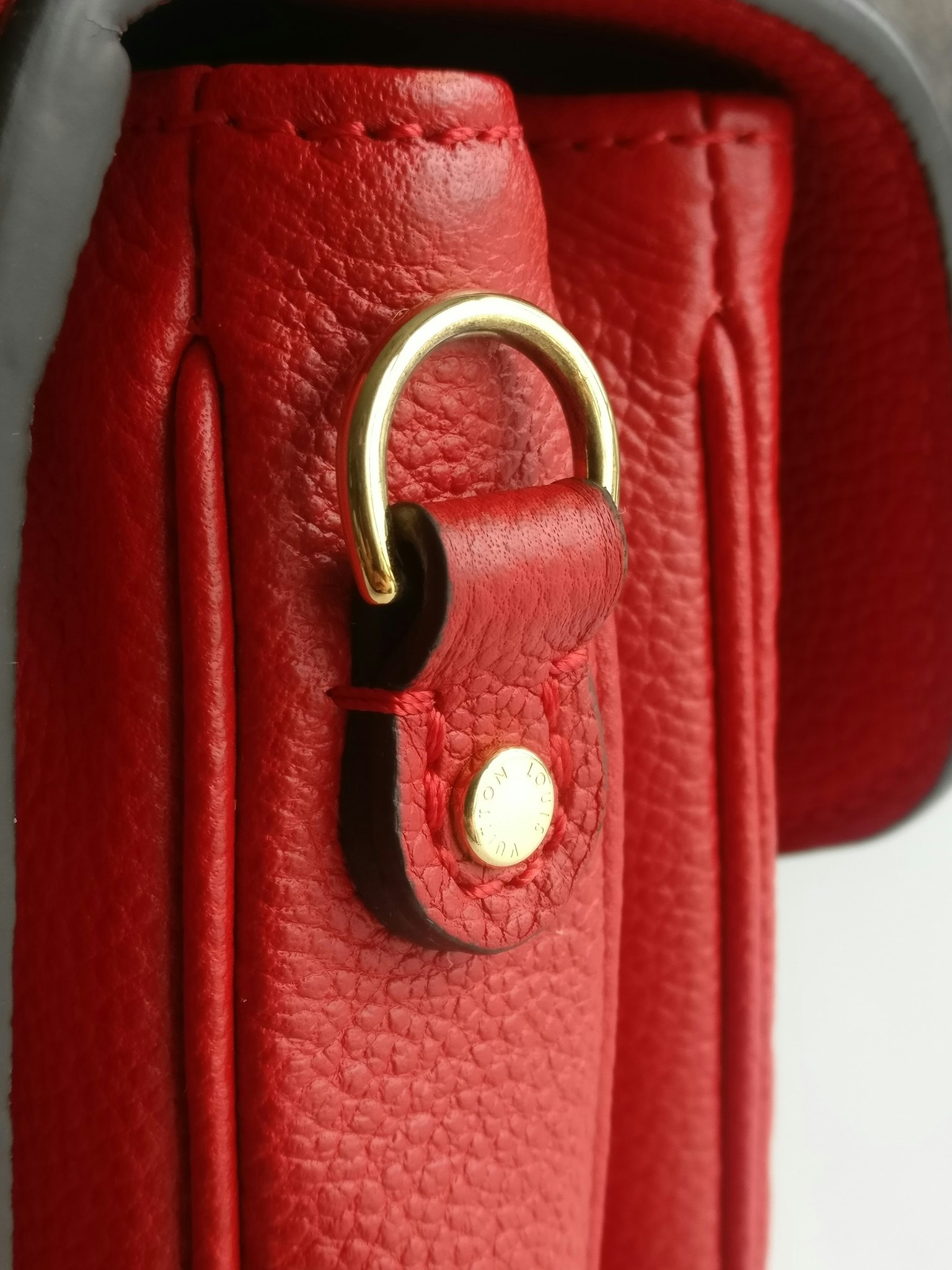 Louis Vuitton Pochette Metis empreinte cherry