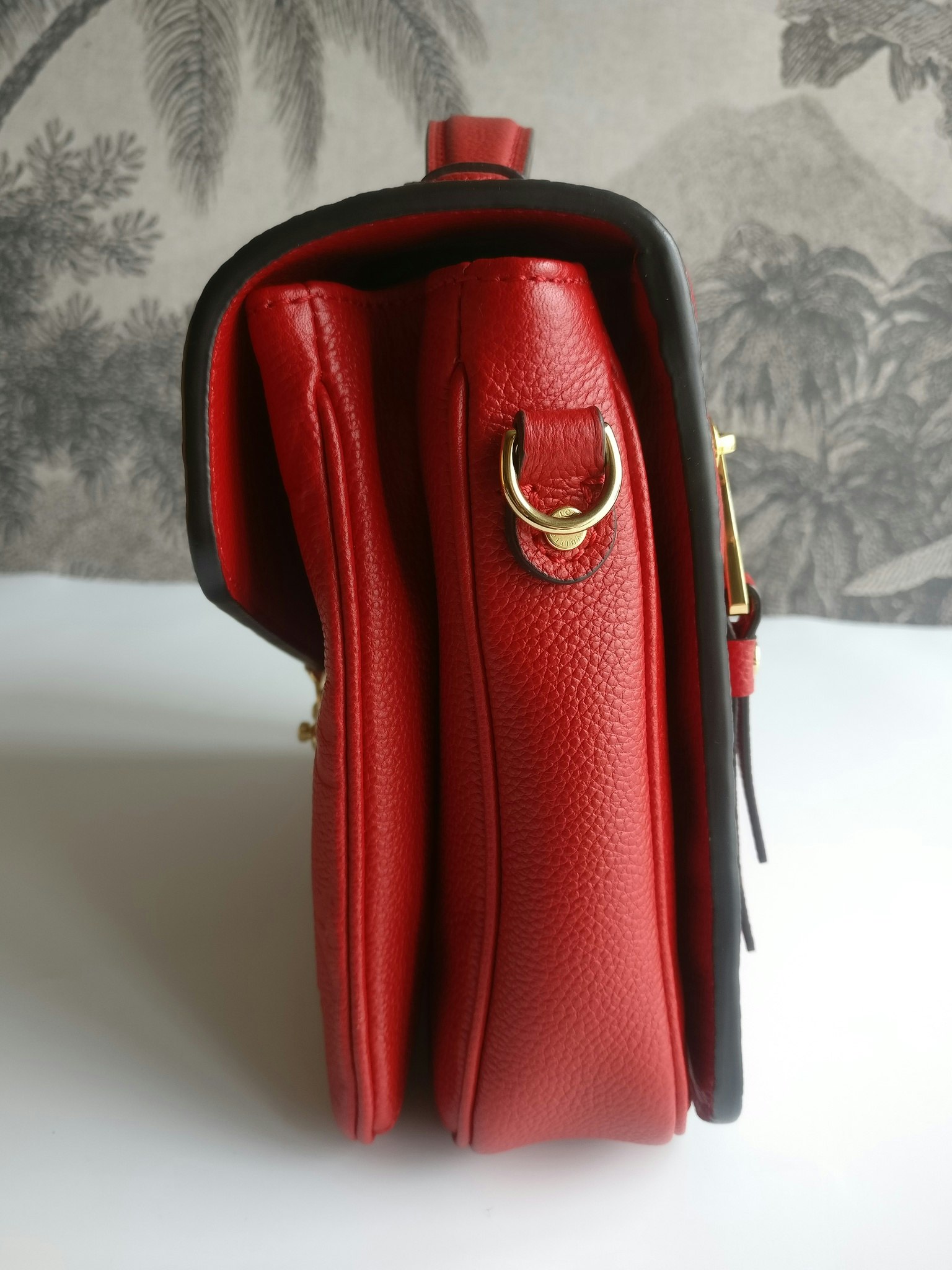 Louis Vuitton Pochette Metis empreinte cherry