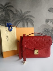 Louis Vuitton Pochette Metis empreinte cherry