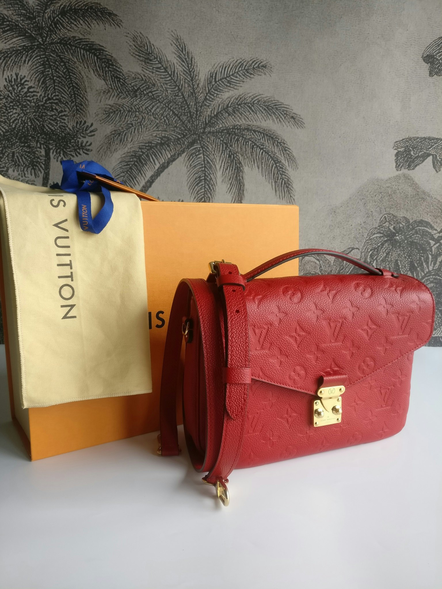 Louis Vuitton Pochette Metis empreinte cherry